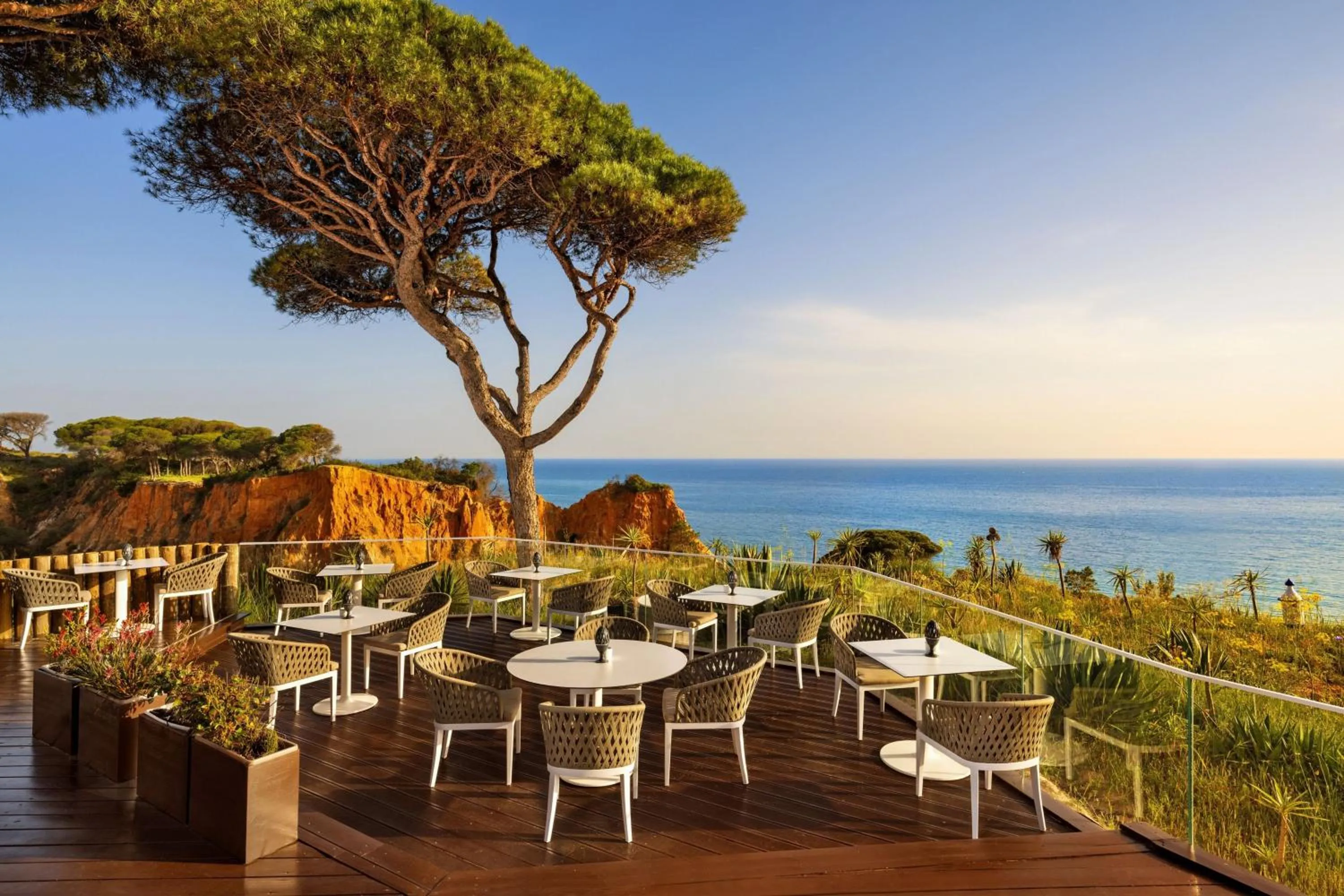 Lounge or bar in Pine Cliffs Hotel, a Luxury Collection Resort, Algarve