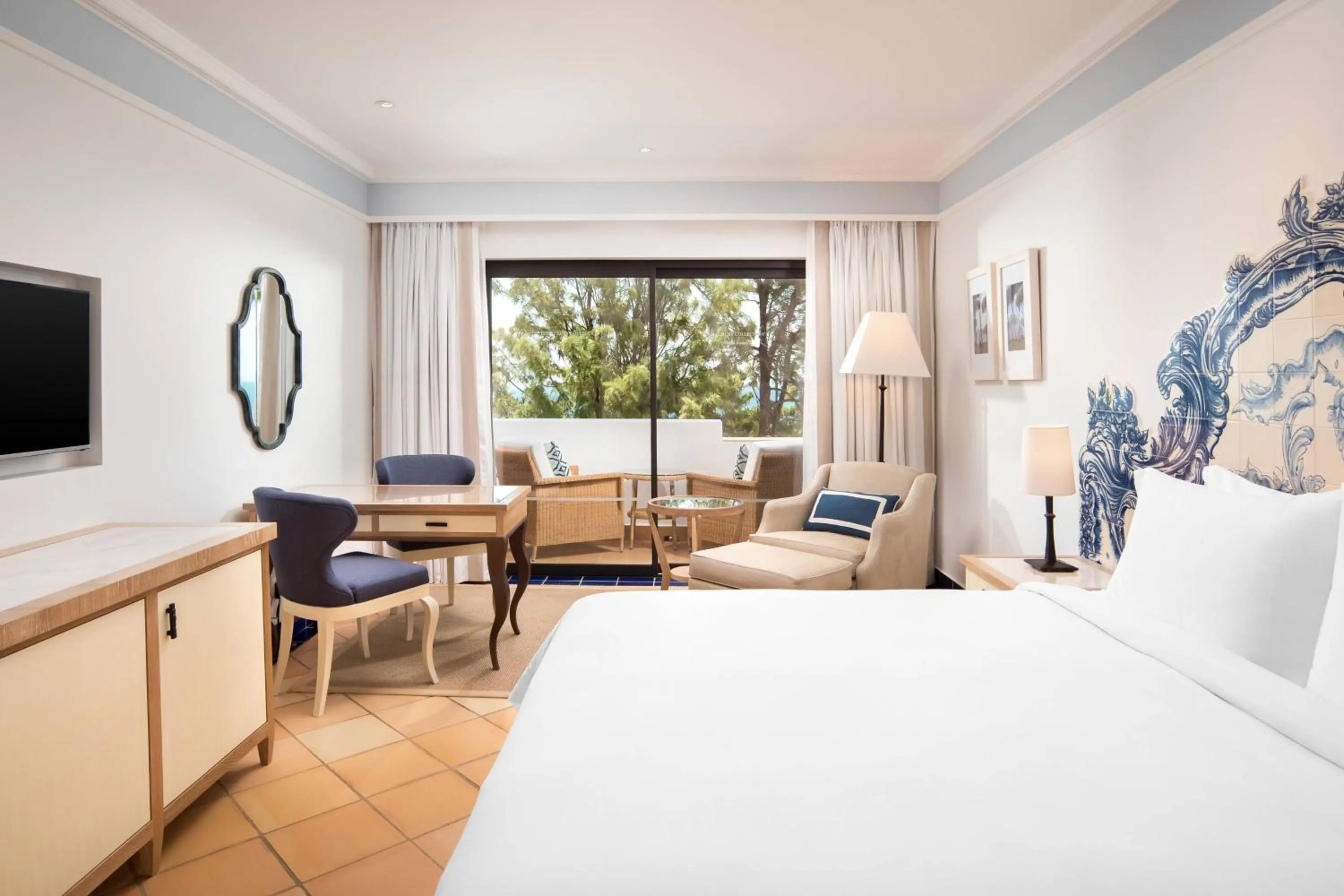 Photo of the whole room, Bed in Pine Cliffs Hotel, a Luxury Collection Resort, Algarve