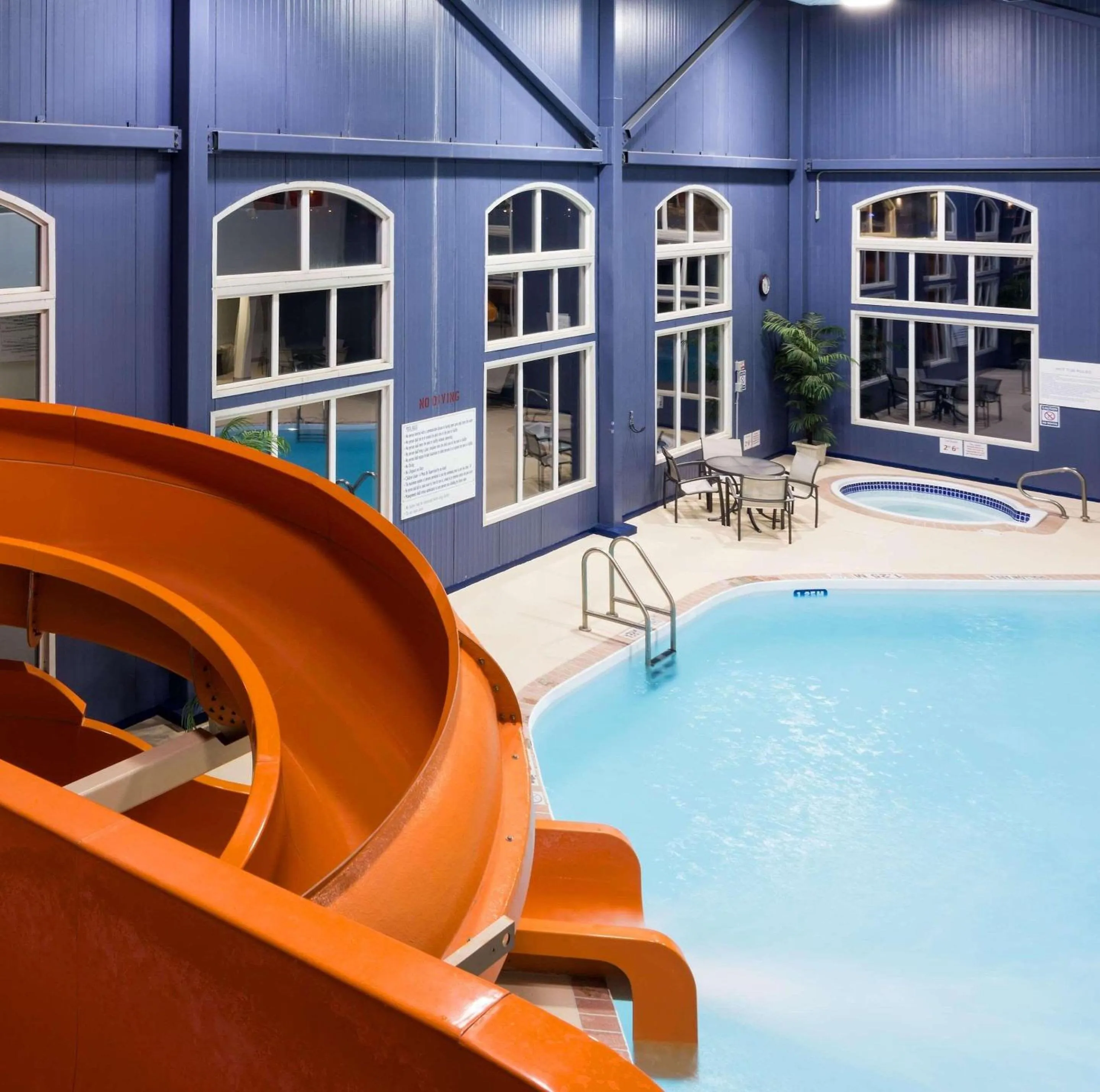 Swimming pool in Radisson Hotel & Suites Fort McMurray