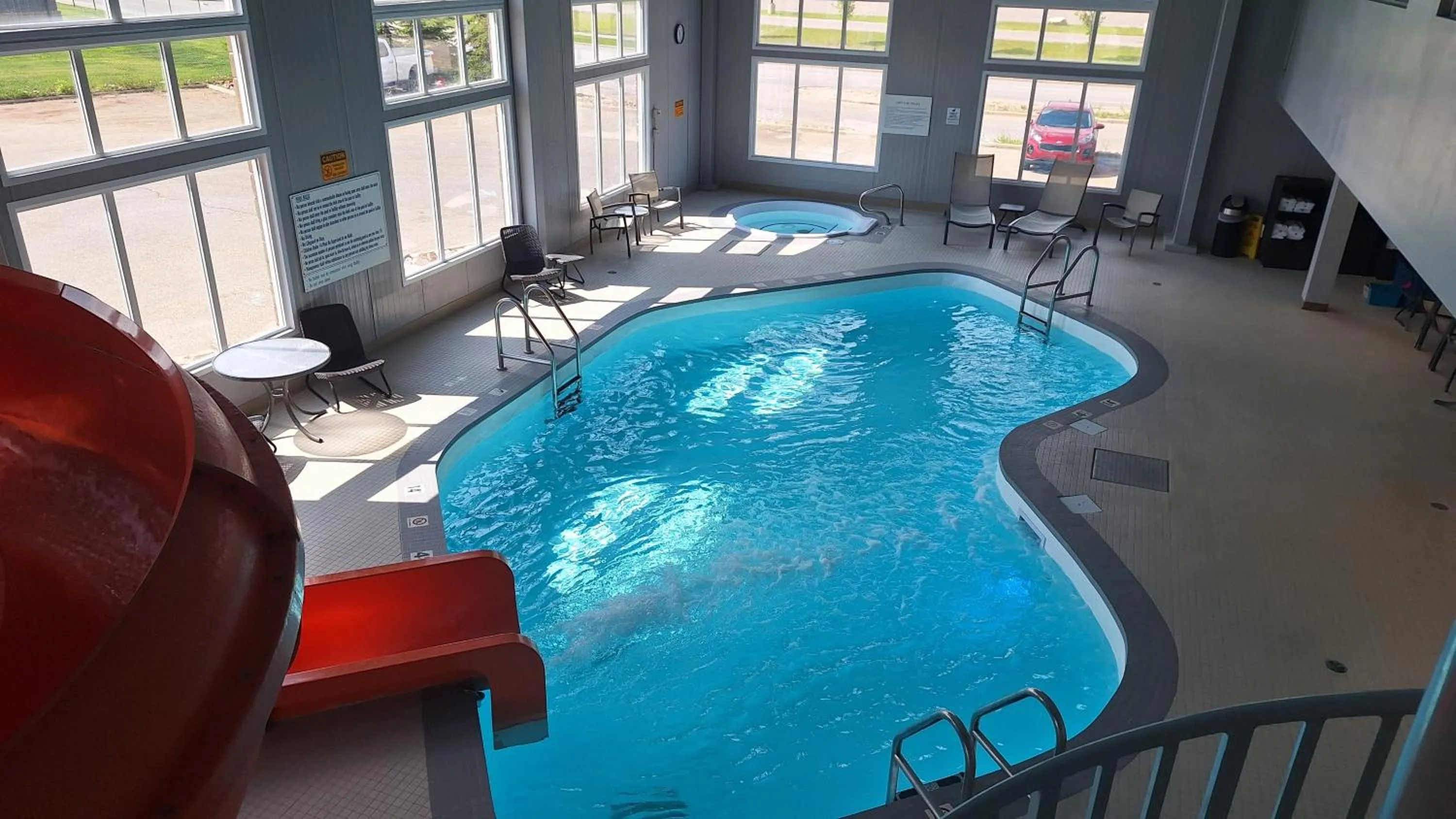 Swimming pool in Radisson Hotel & Suites Fort McMurray