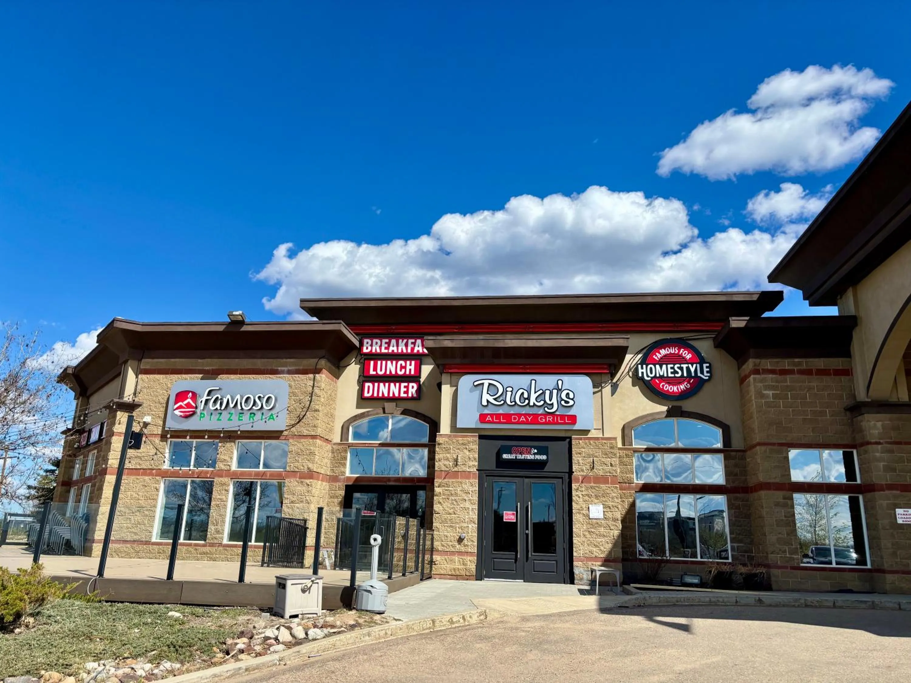 Restaurant/places to eat in Radisson Hotel & Suites Fort McMurray