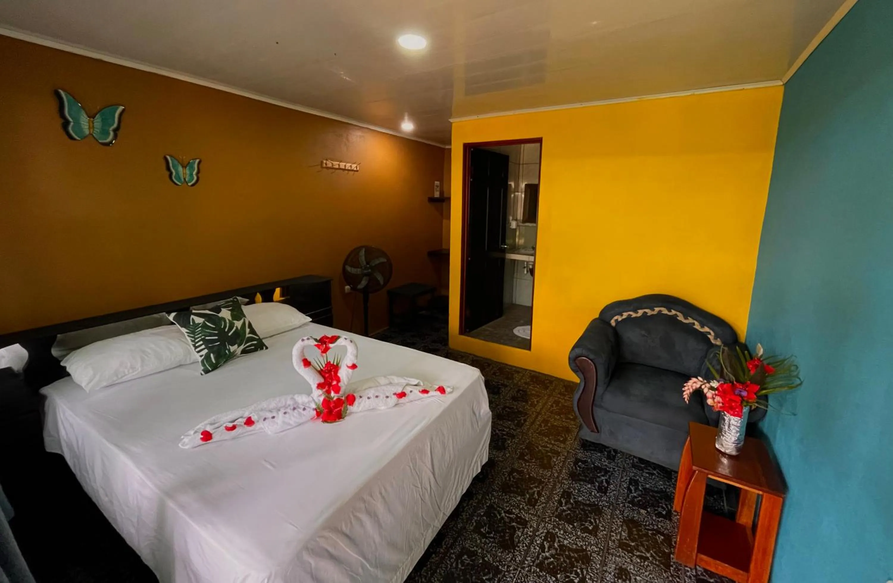 Bed in Hotel El Icaco Tortuguero