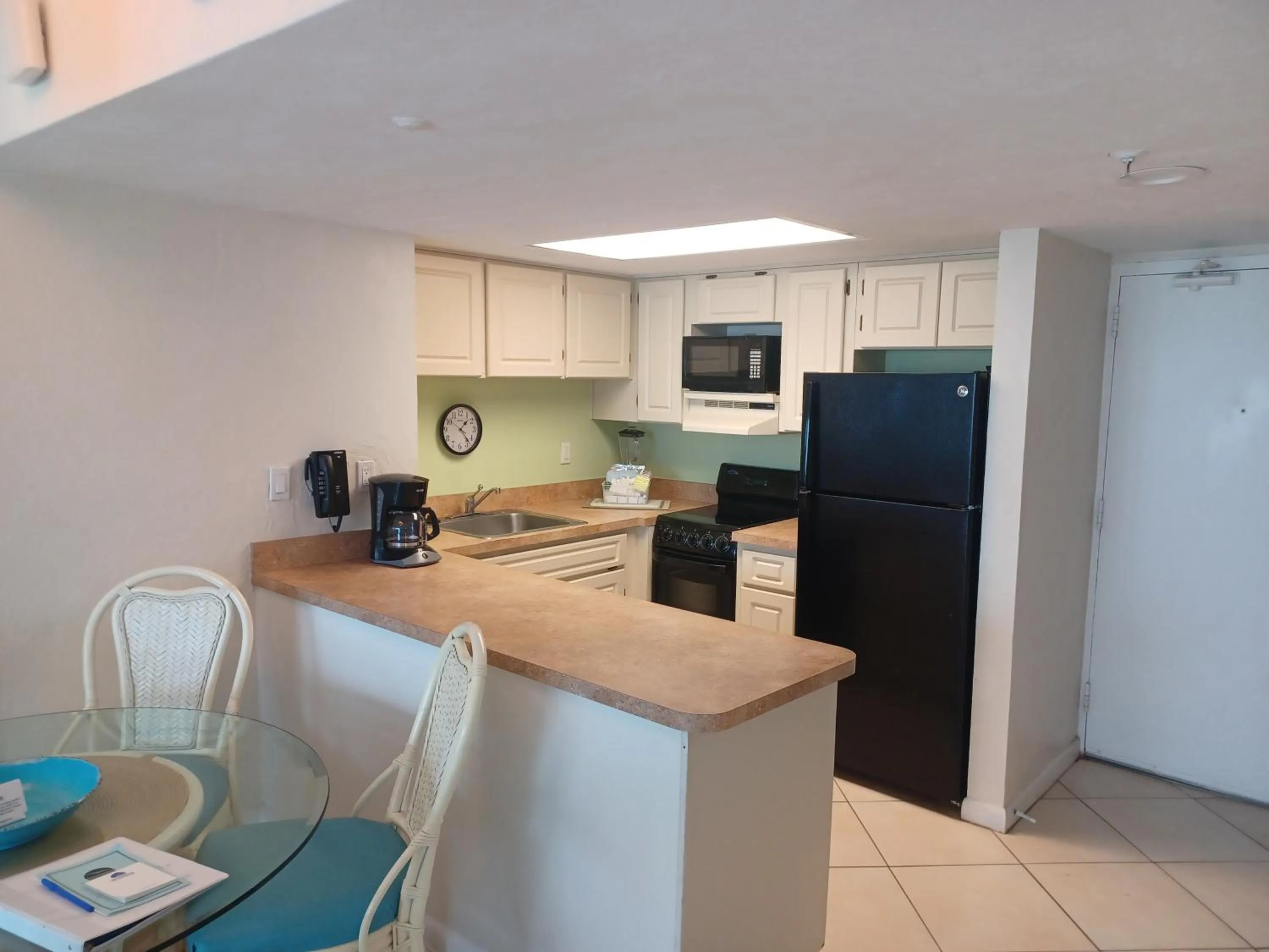 Kitchen or kitchenette in Islander Beach Resort - New Smyrna Beach