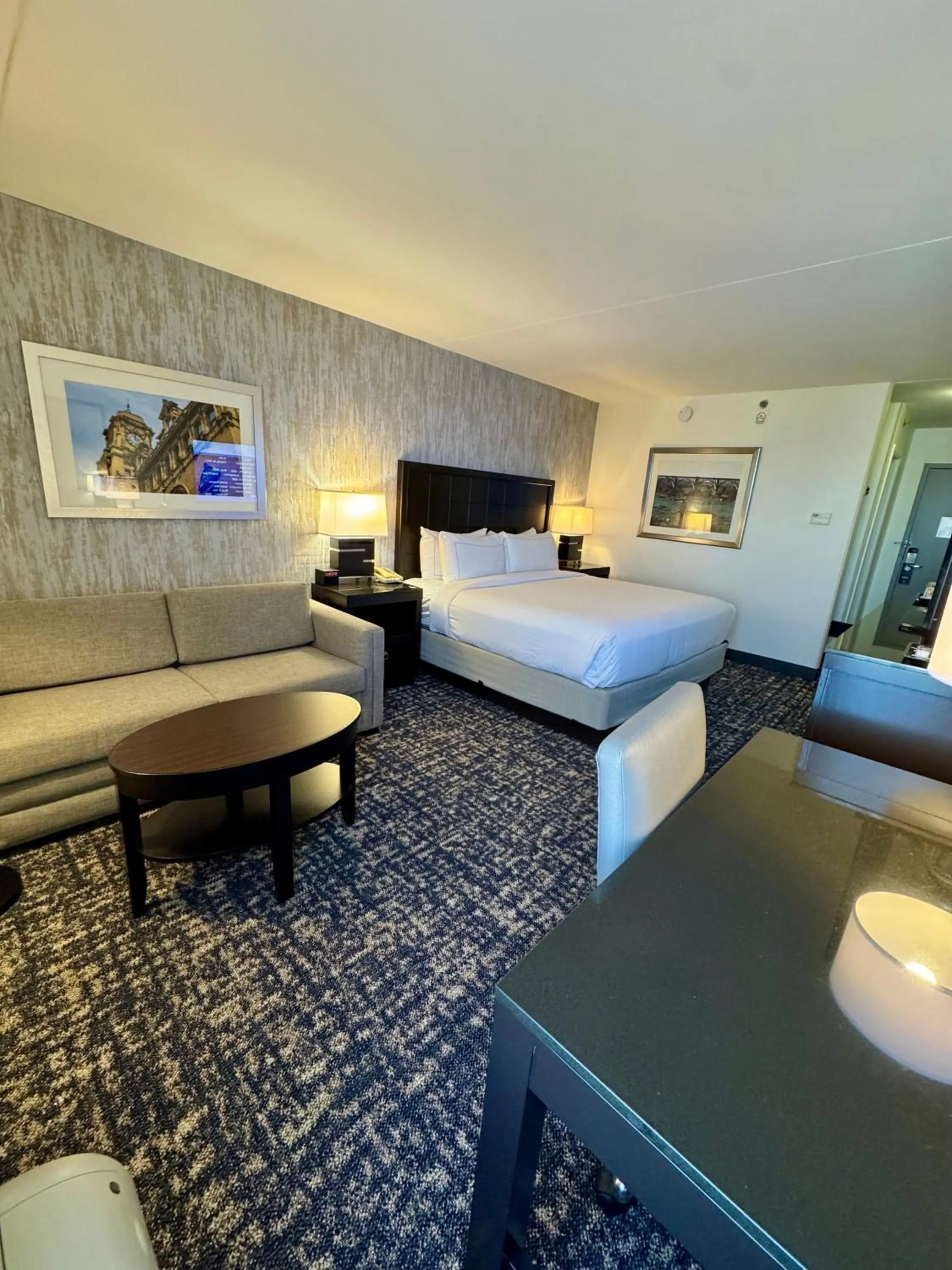 Bedroom, Bed in DoubleTree by Hilton Richmond - Midlothian