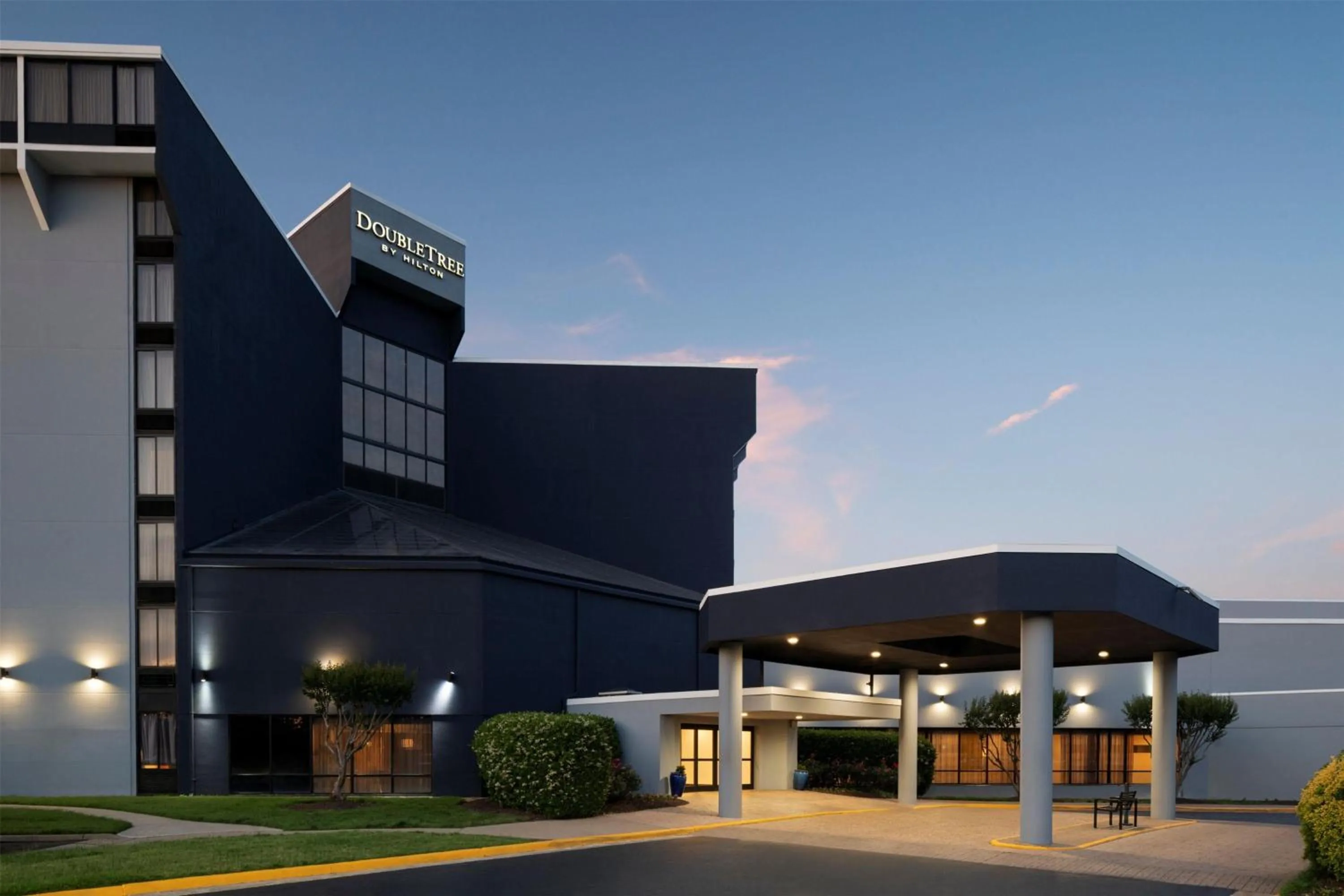 Property building in DoubleTree by Hilton Richmond - Midlothian