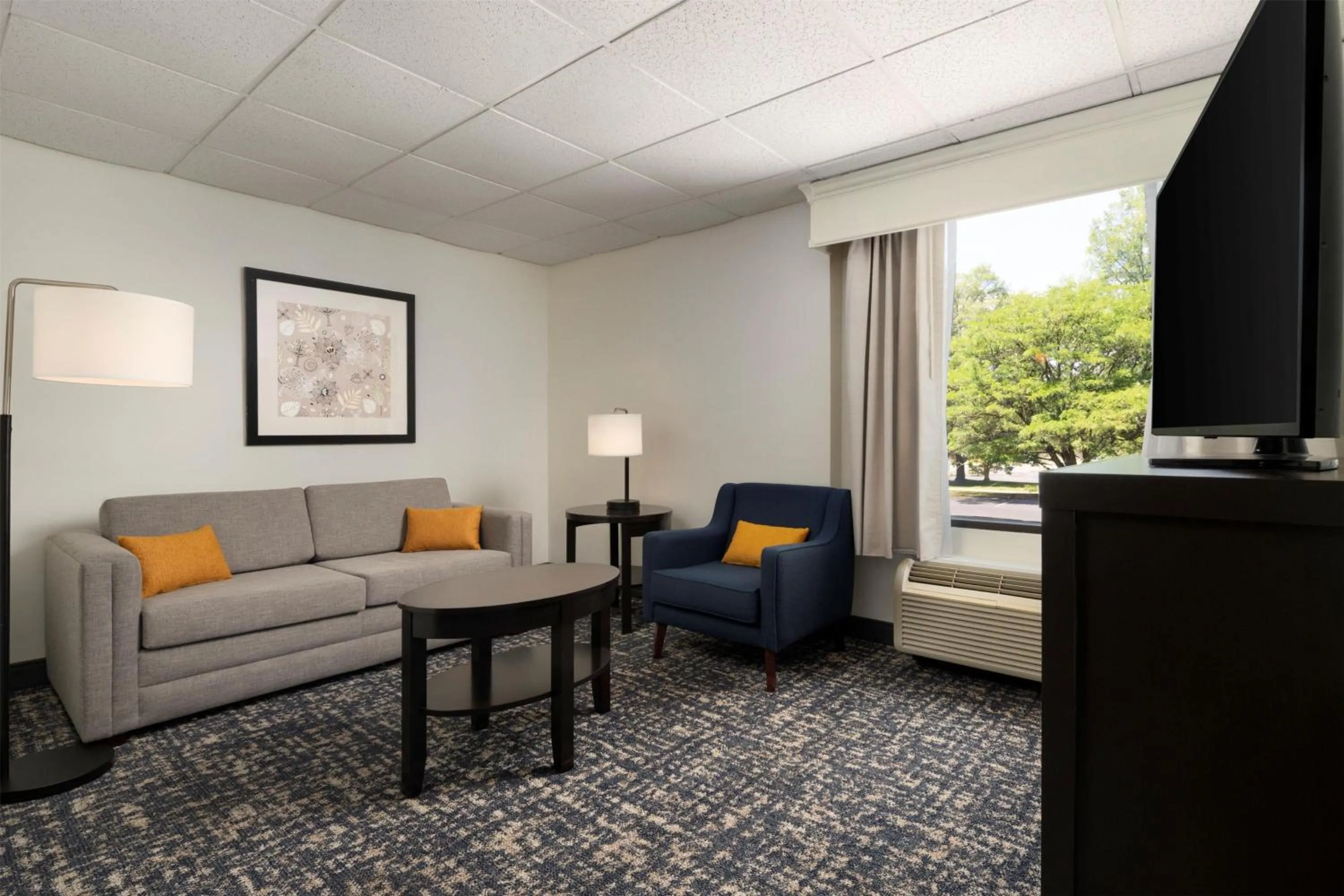 Living room in DoubleTree by Hilton Richmond - Midlothian