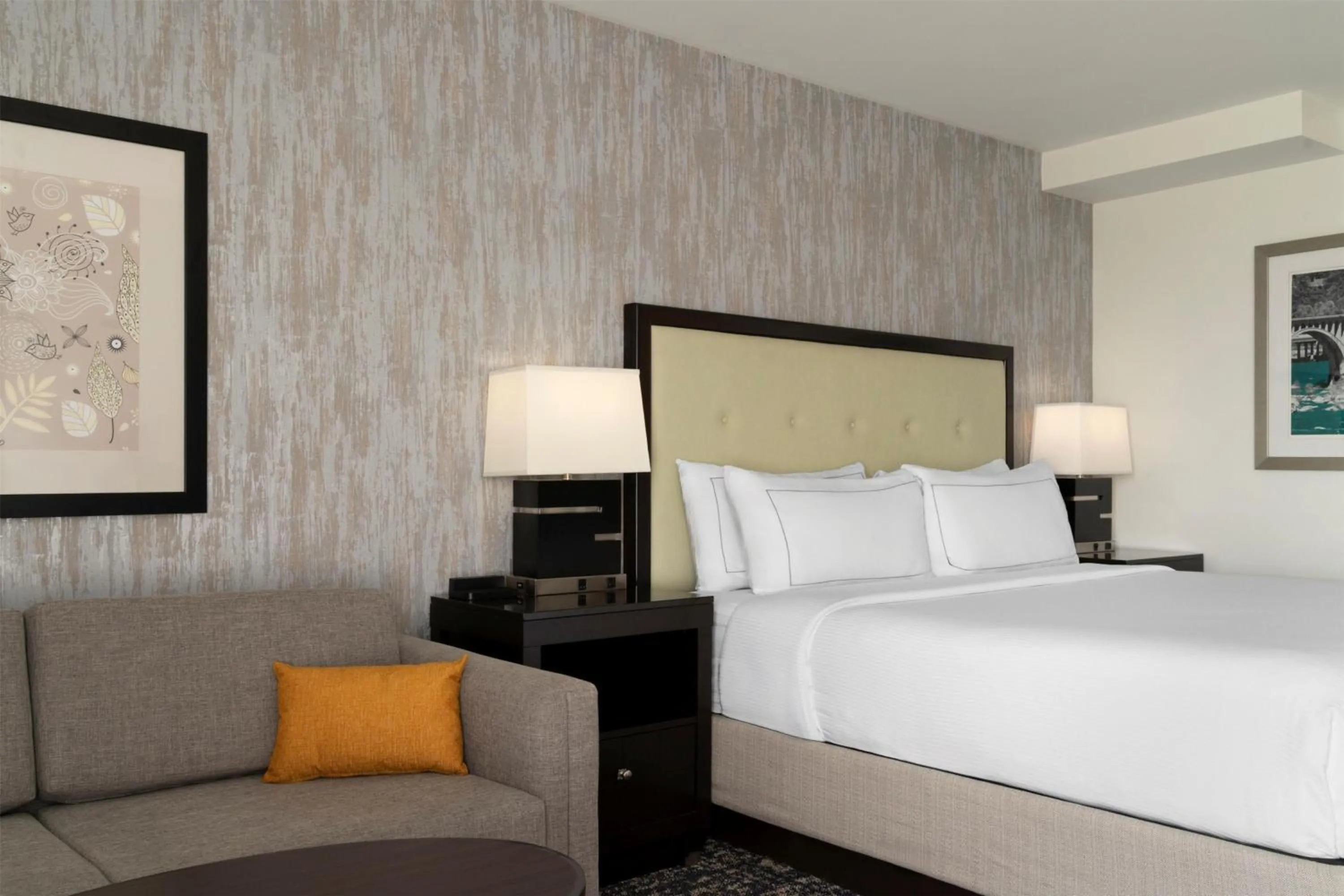 Living room, Bed in DoubleTree by Hilton Richmond - Midlothian