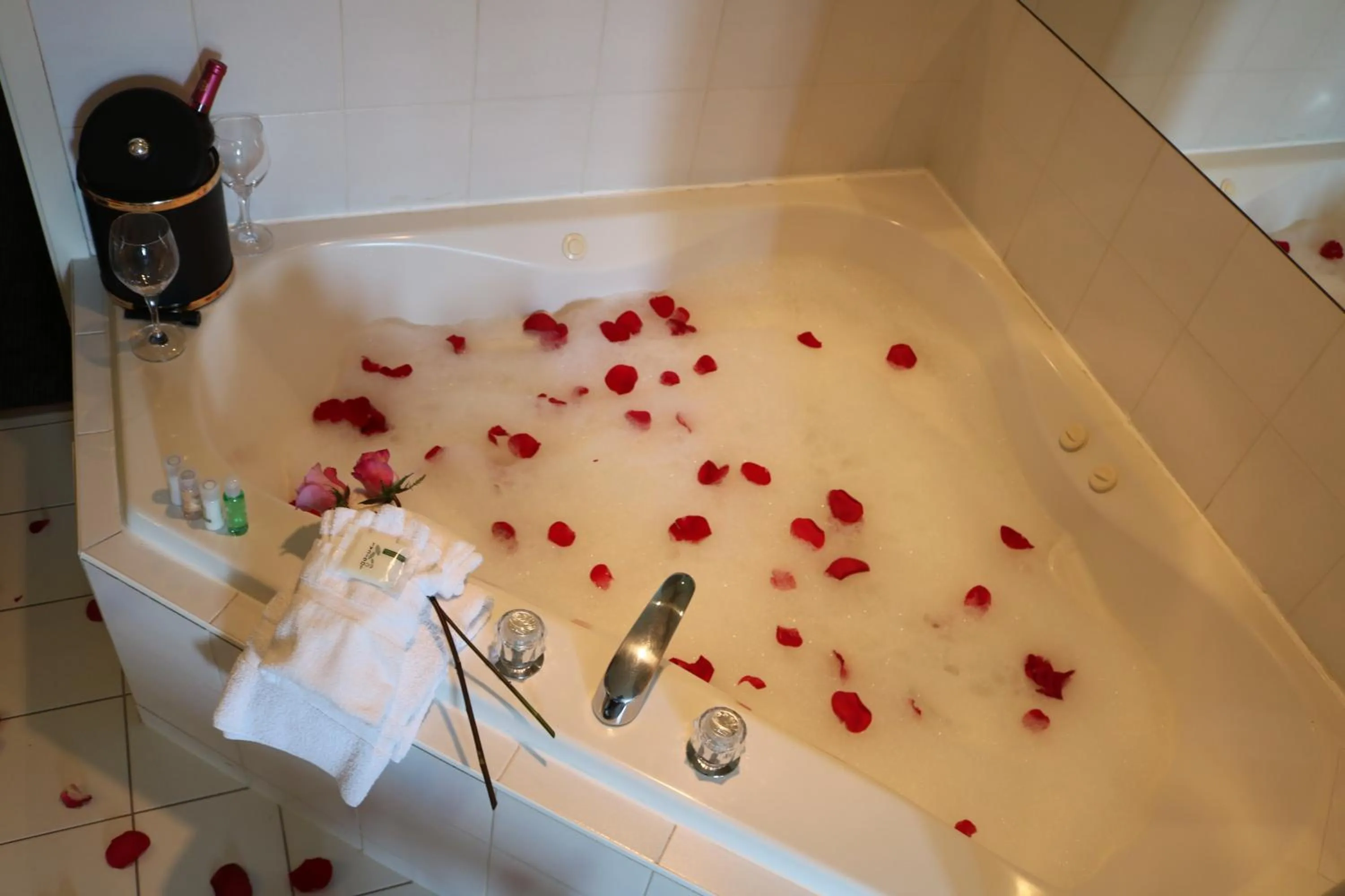 Hot Tub in Nomad Hotel & Suites