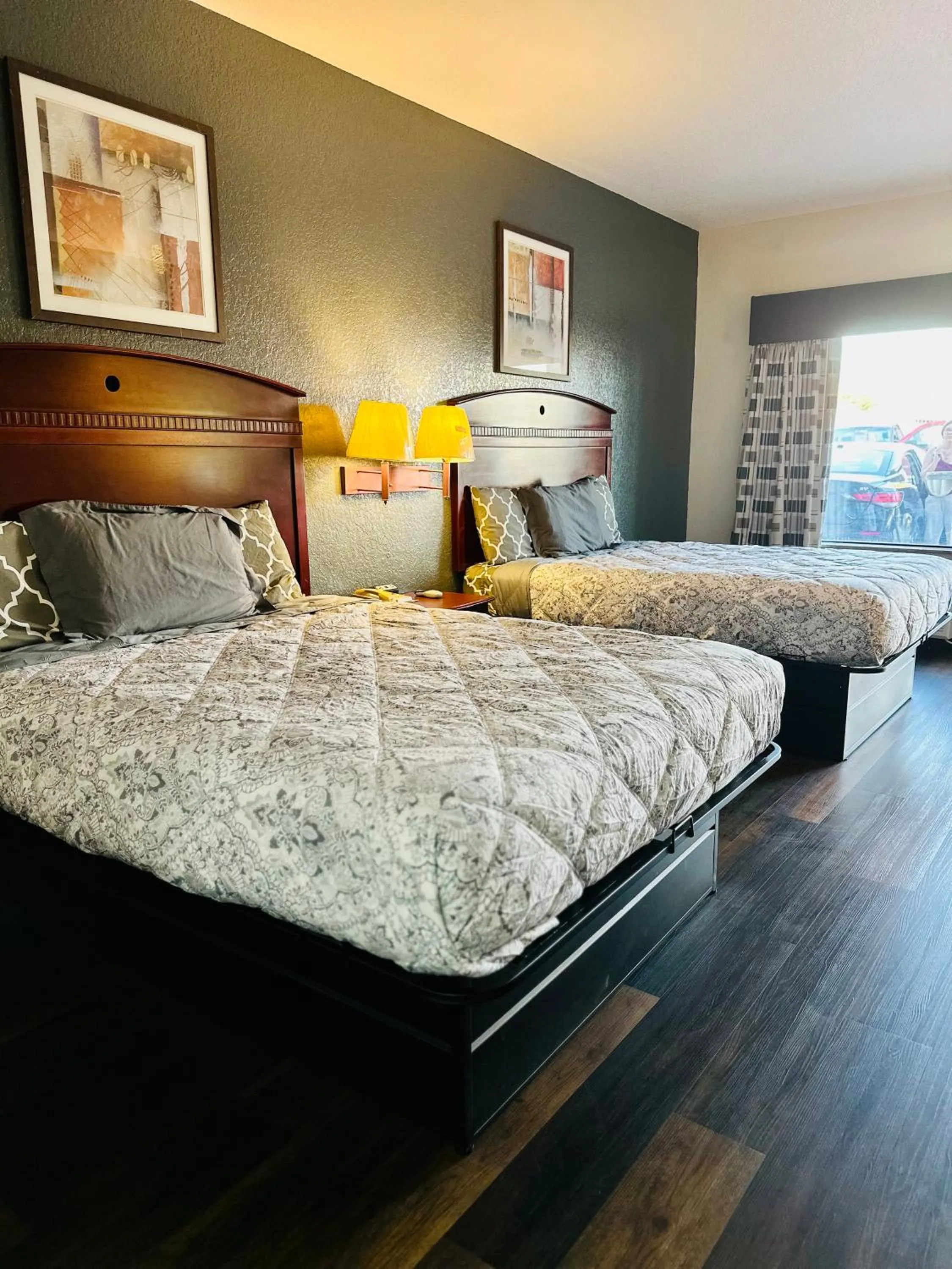 Bed in Magnolia Inn and Suites