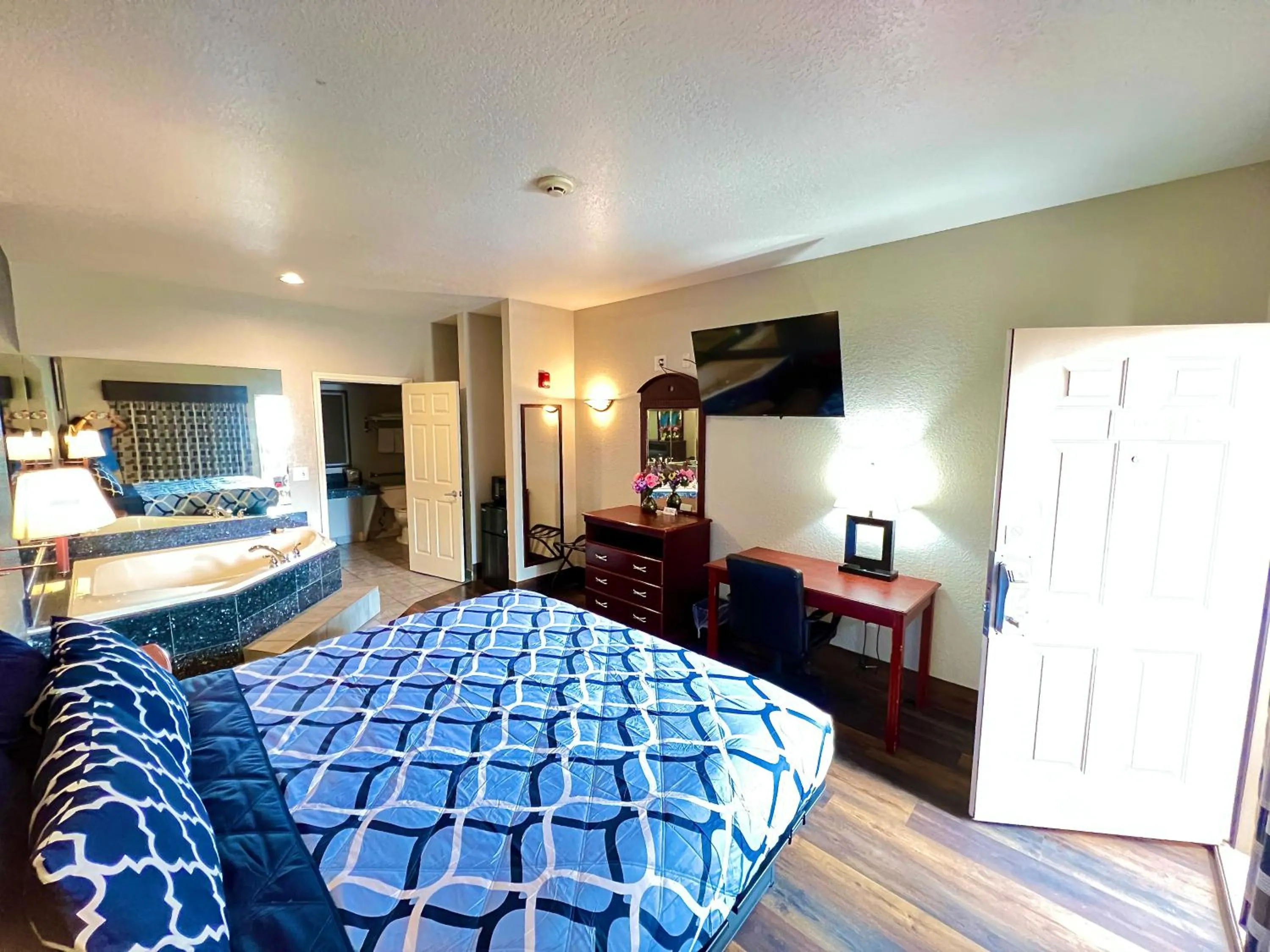 Bed in Magnolia Inn and Suites