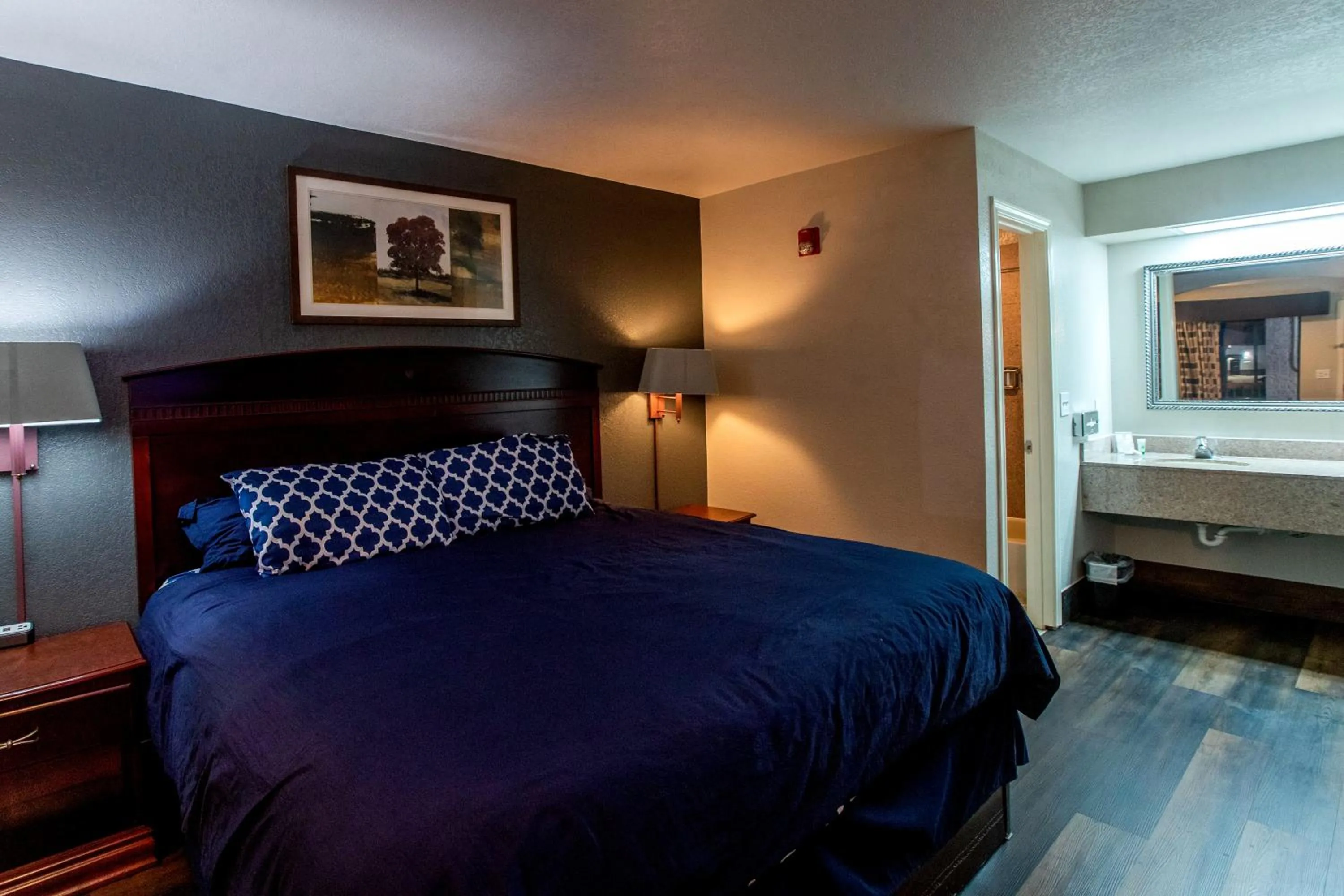 Bed in Magnolia Inn and Suites