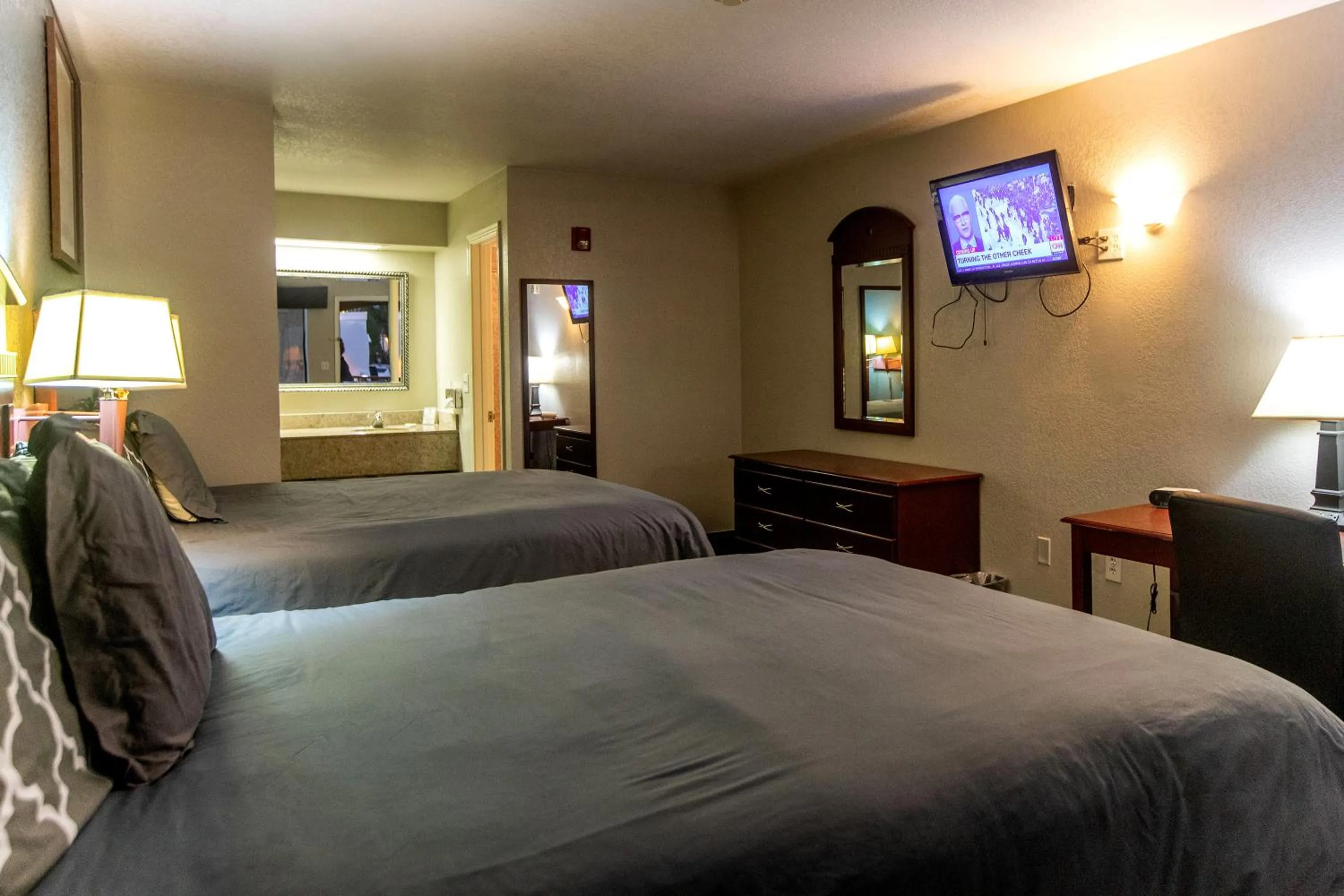 Bed in Magnolia Inn and Suites
