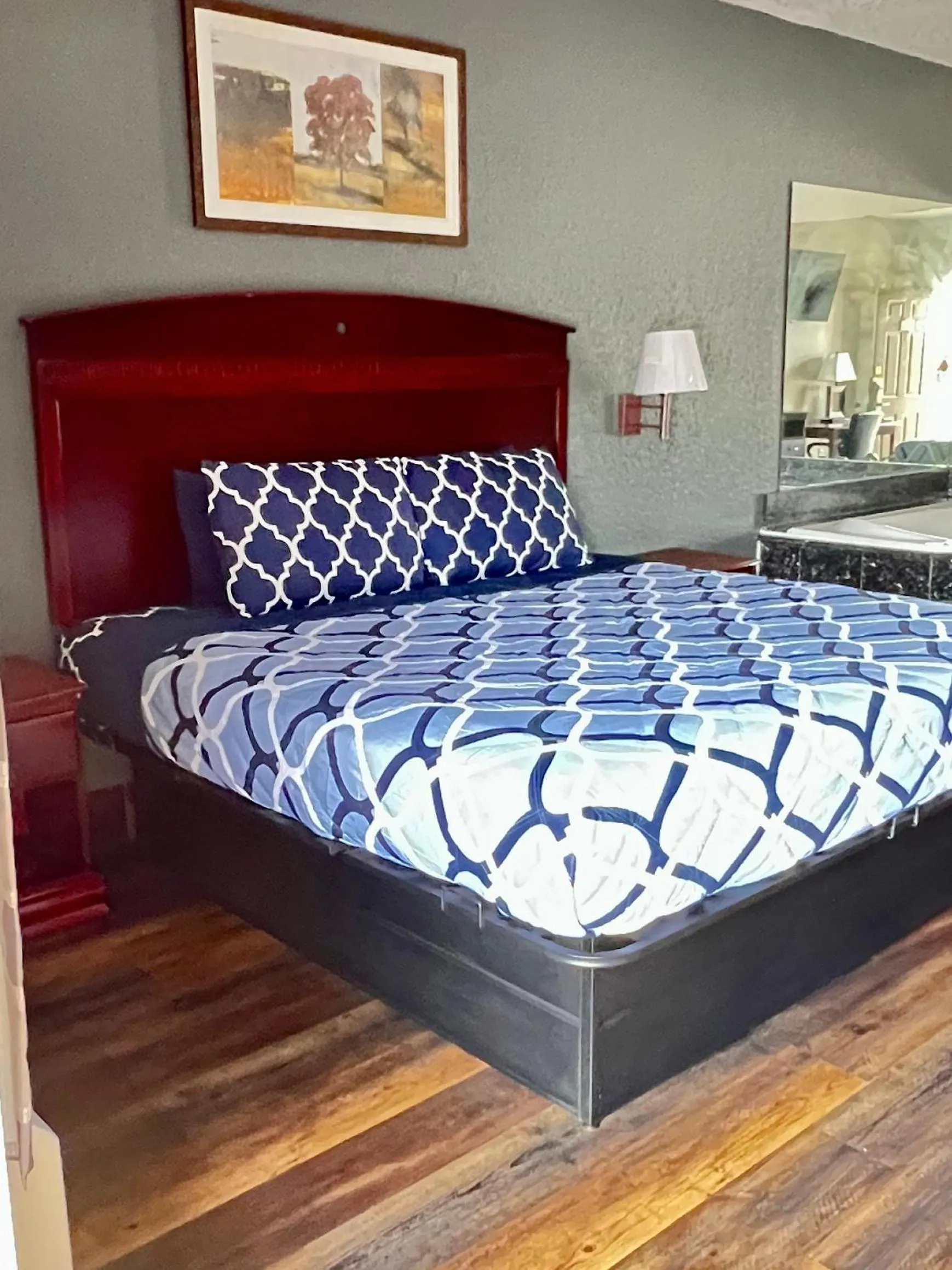 Bed in Magnolia Inn and Suites