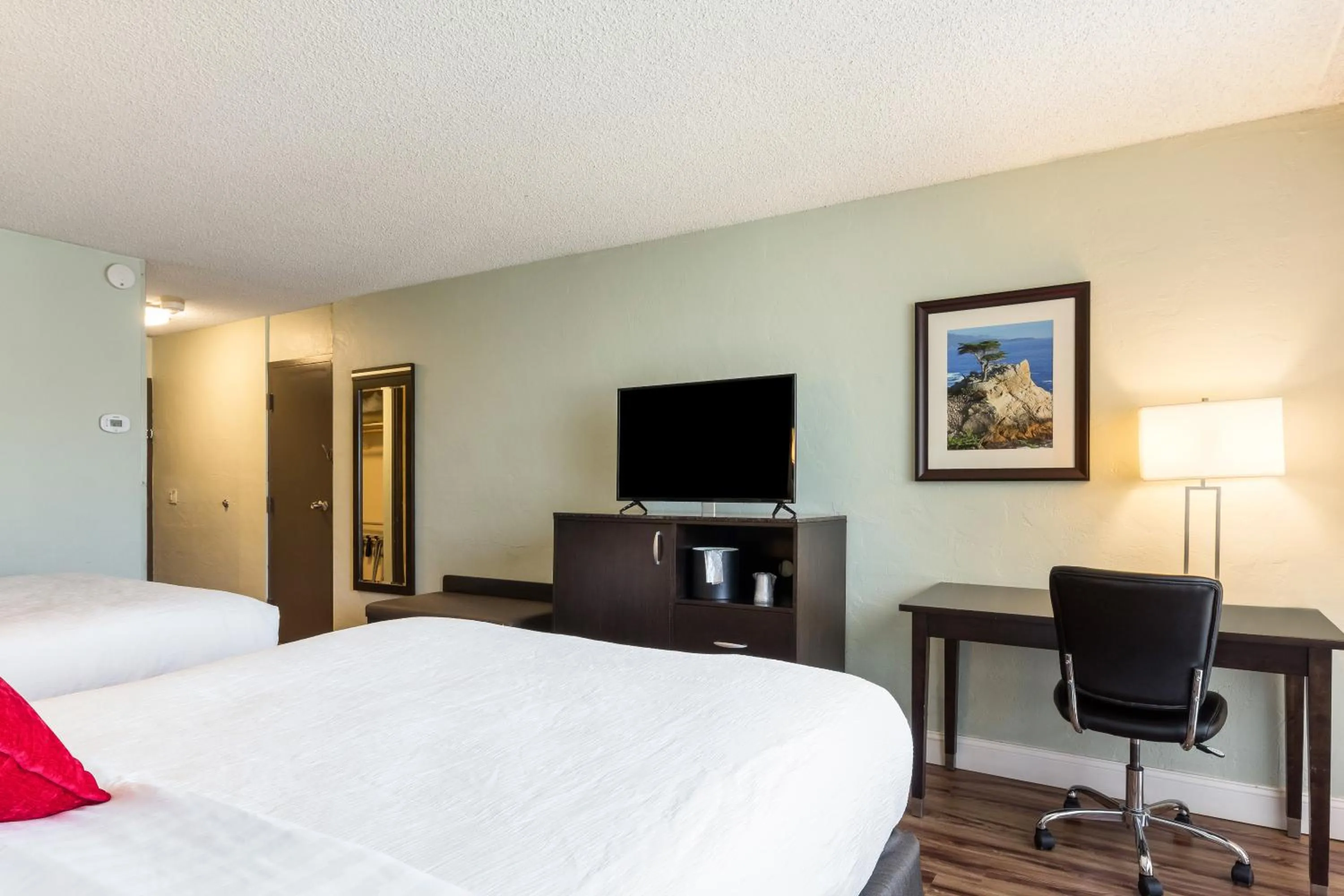 TV and multimedia, Bed in Red Lion Hotel Monterey