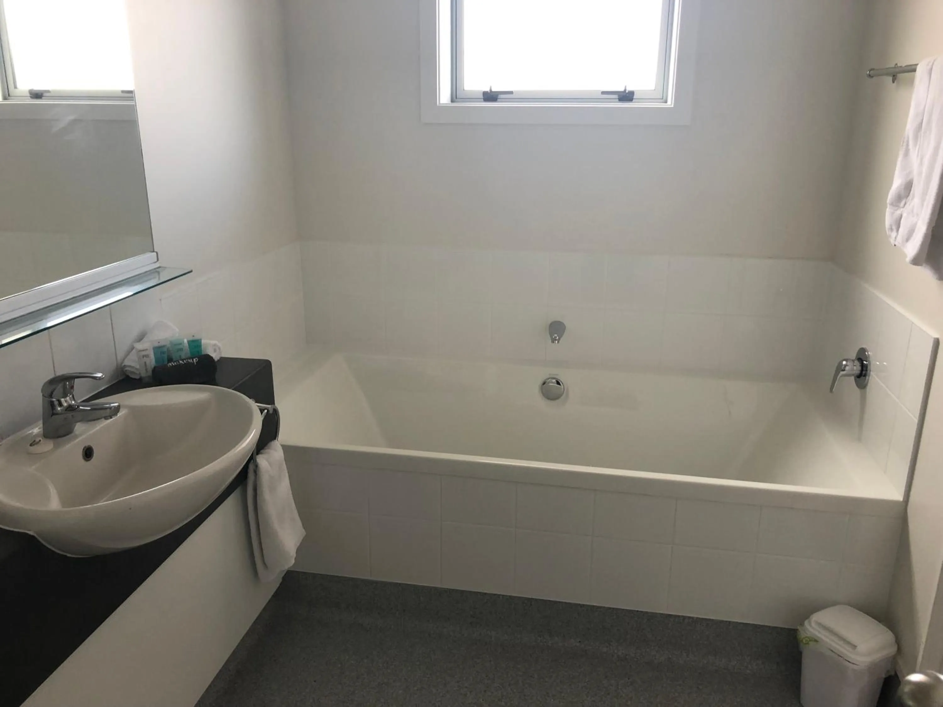 Bath in Ambassador Motor Inn