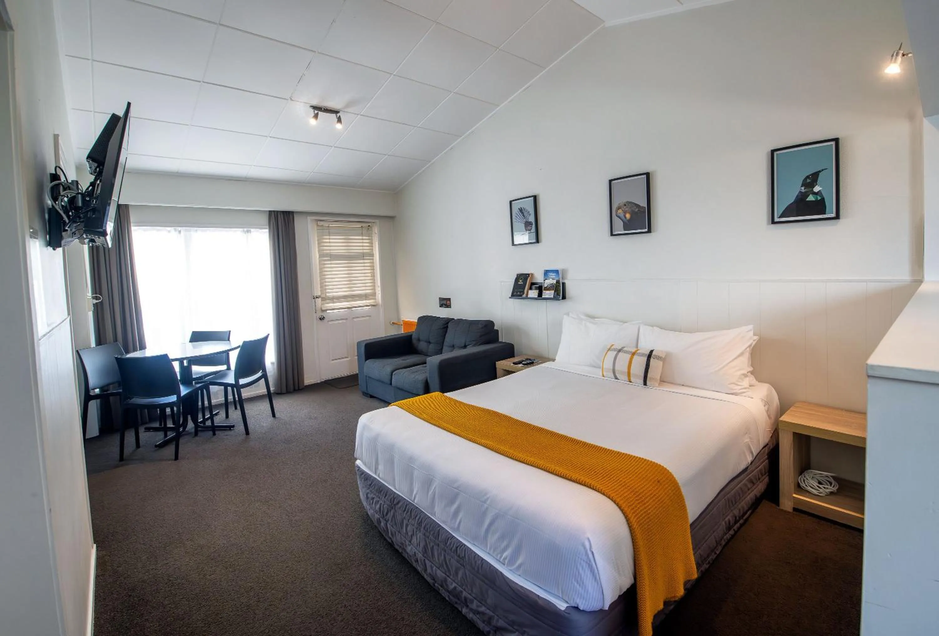 Living room, Bed in Aura Accommodation