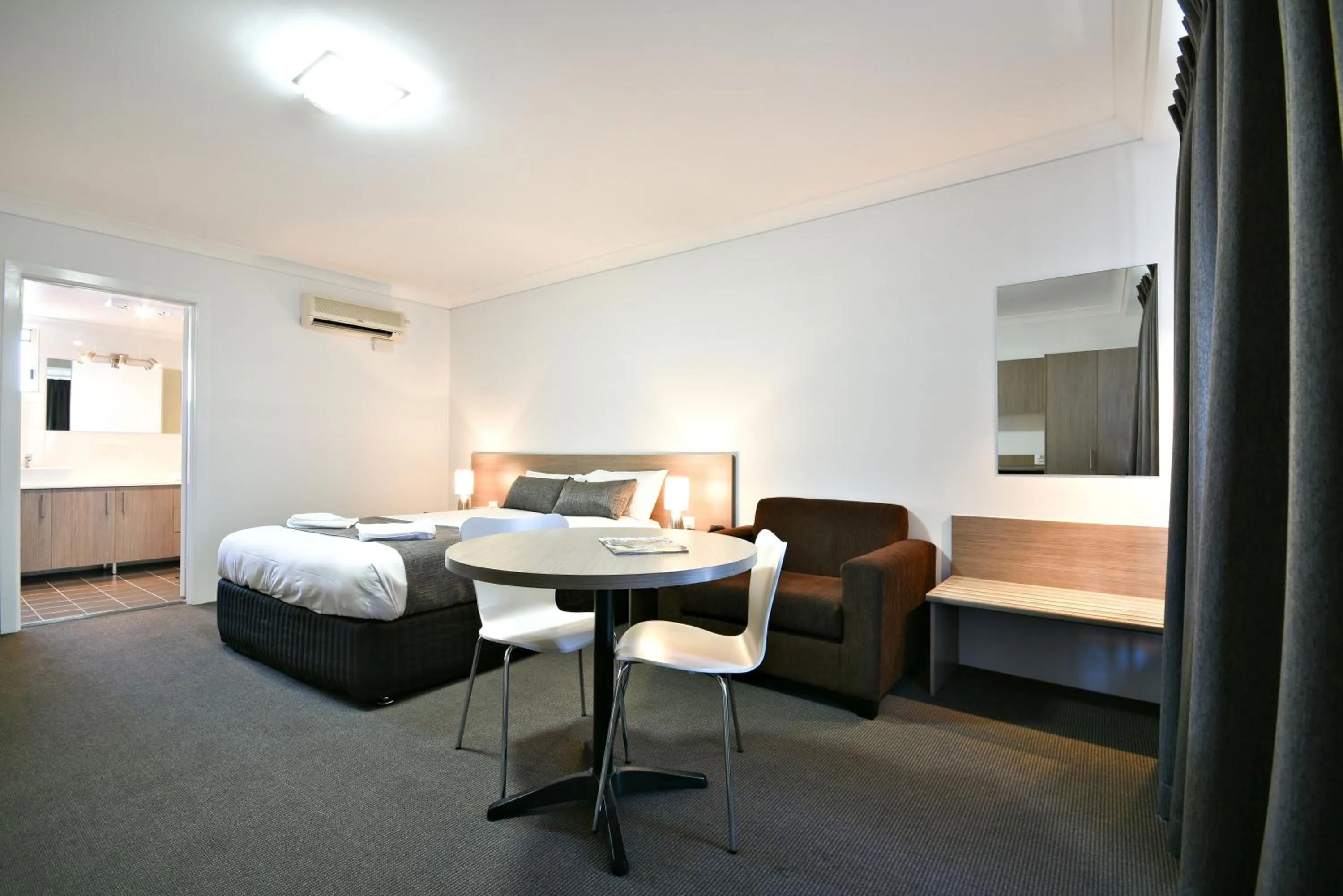 Bedroom, Bed in The Aberdeen Motel