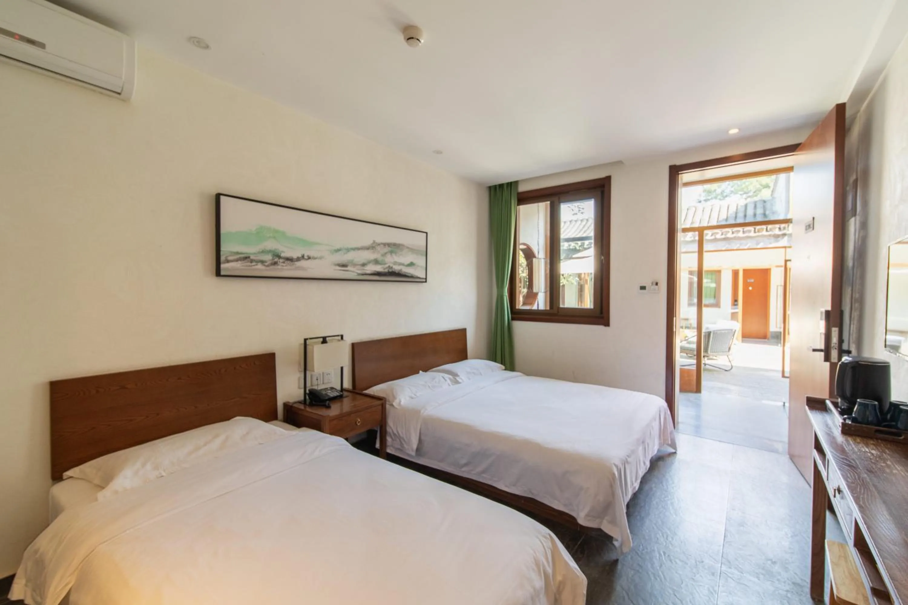 Photo of the whole room, Bed in Guipu Beihai Courtyard Hotel Beijing