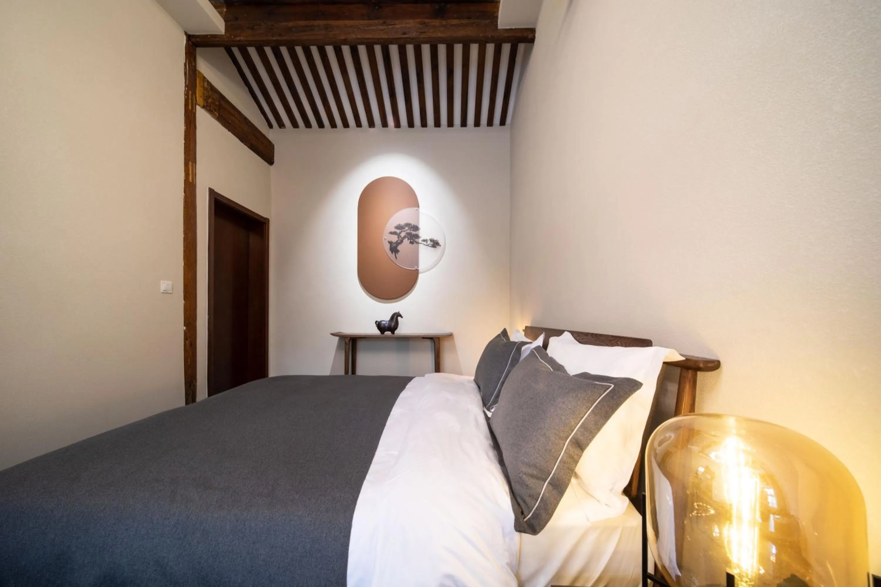 Photo of the whole room, Bed in Guipu Beihai Courtyard Hotel Beijing