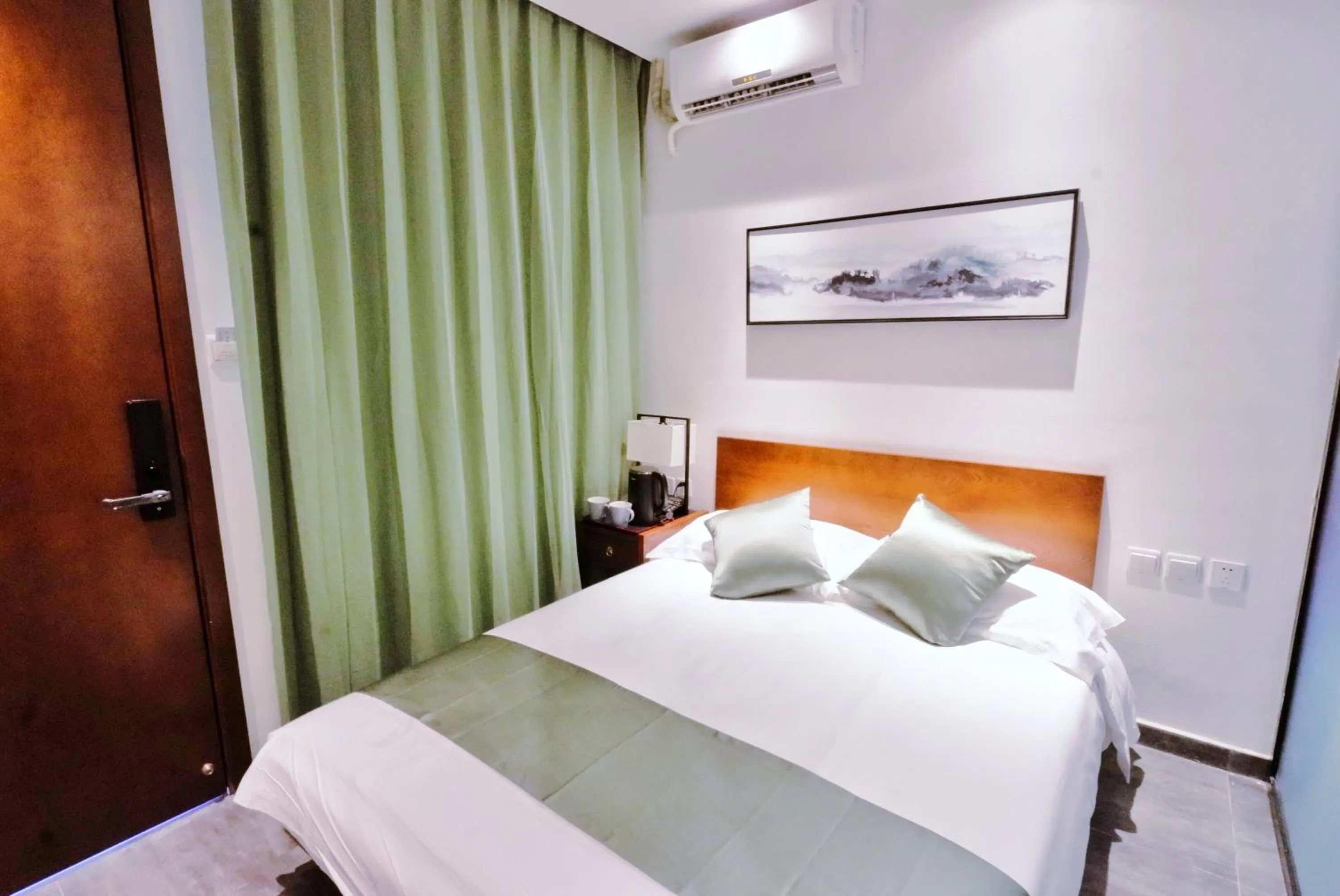Bed in Guipu Beihai Courtyard Hotel Beijing