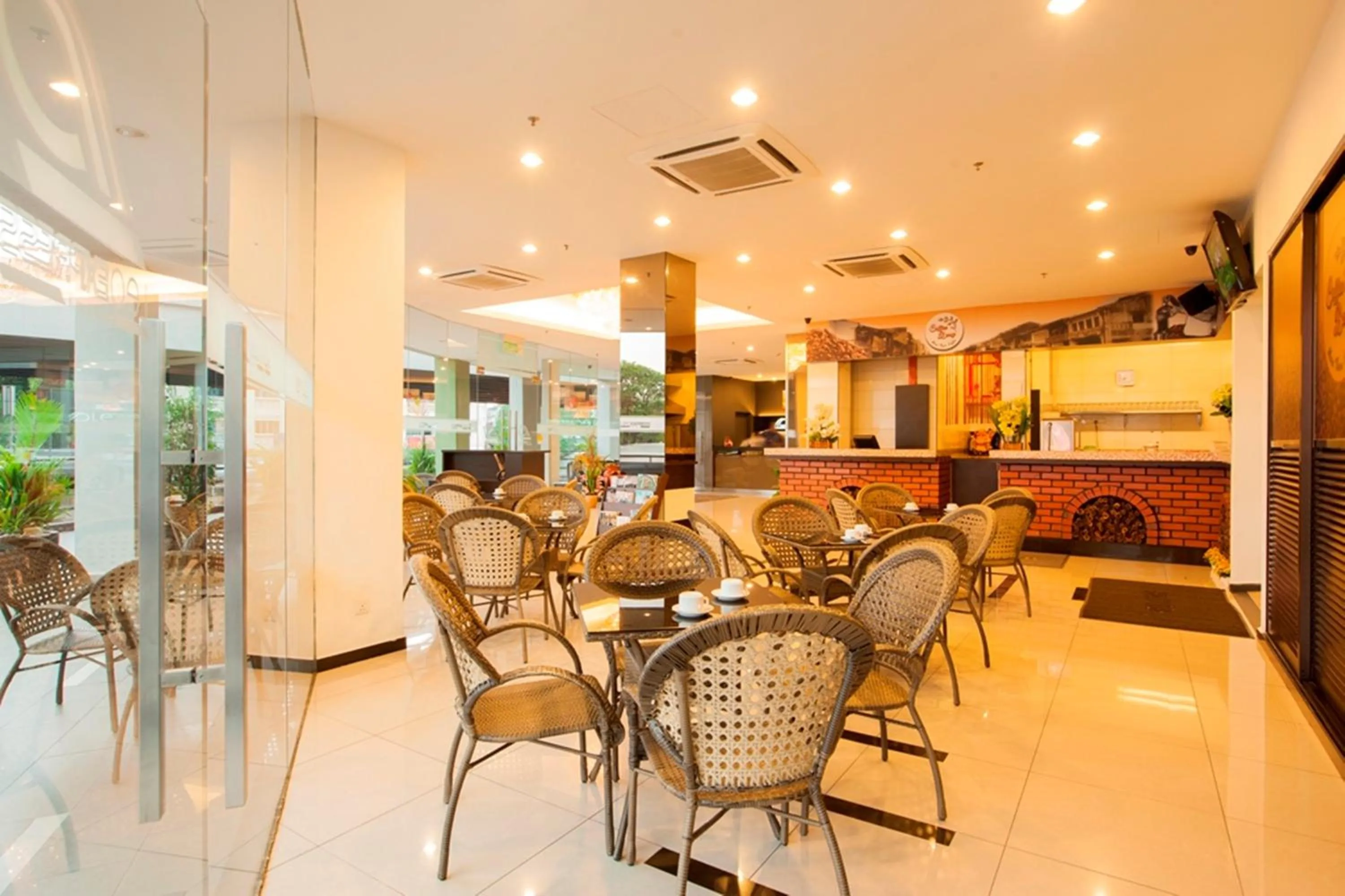 Restaurant/places to eat in LEO Express Hotel