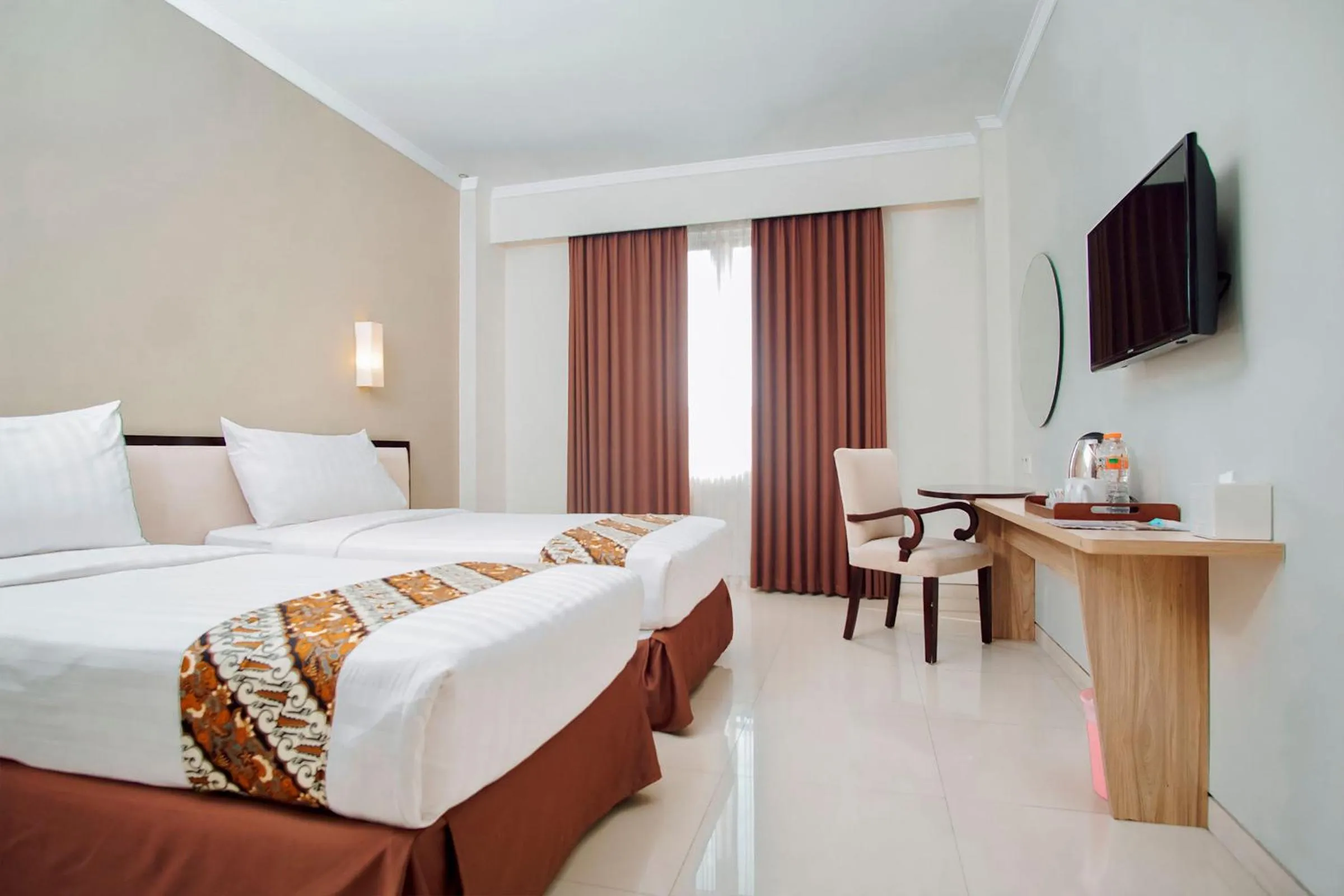 Bedroom, TV/Entertainment Center in Sakanti City Hotel