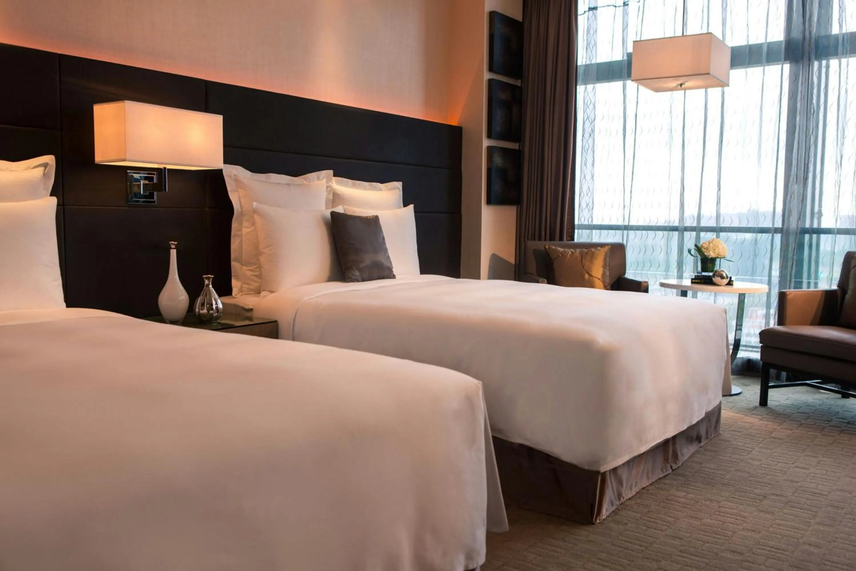 Photo of the whole room, Bed in Renaissance Guiyang Hotel