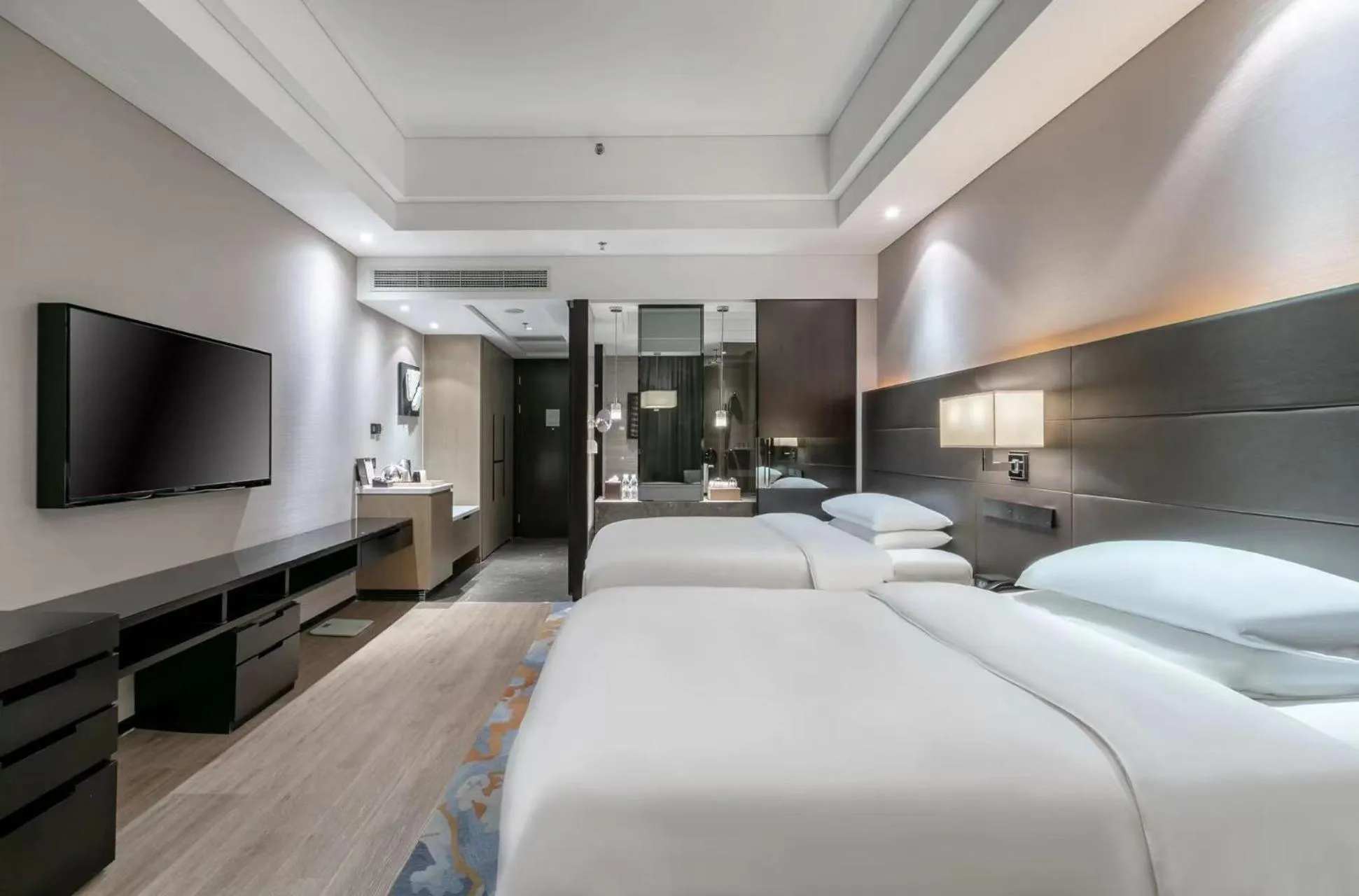 Photo of the whole room, Bed in Renaissance Guiyang Hotel