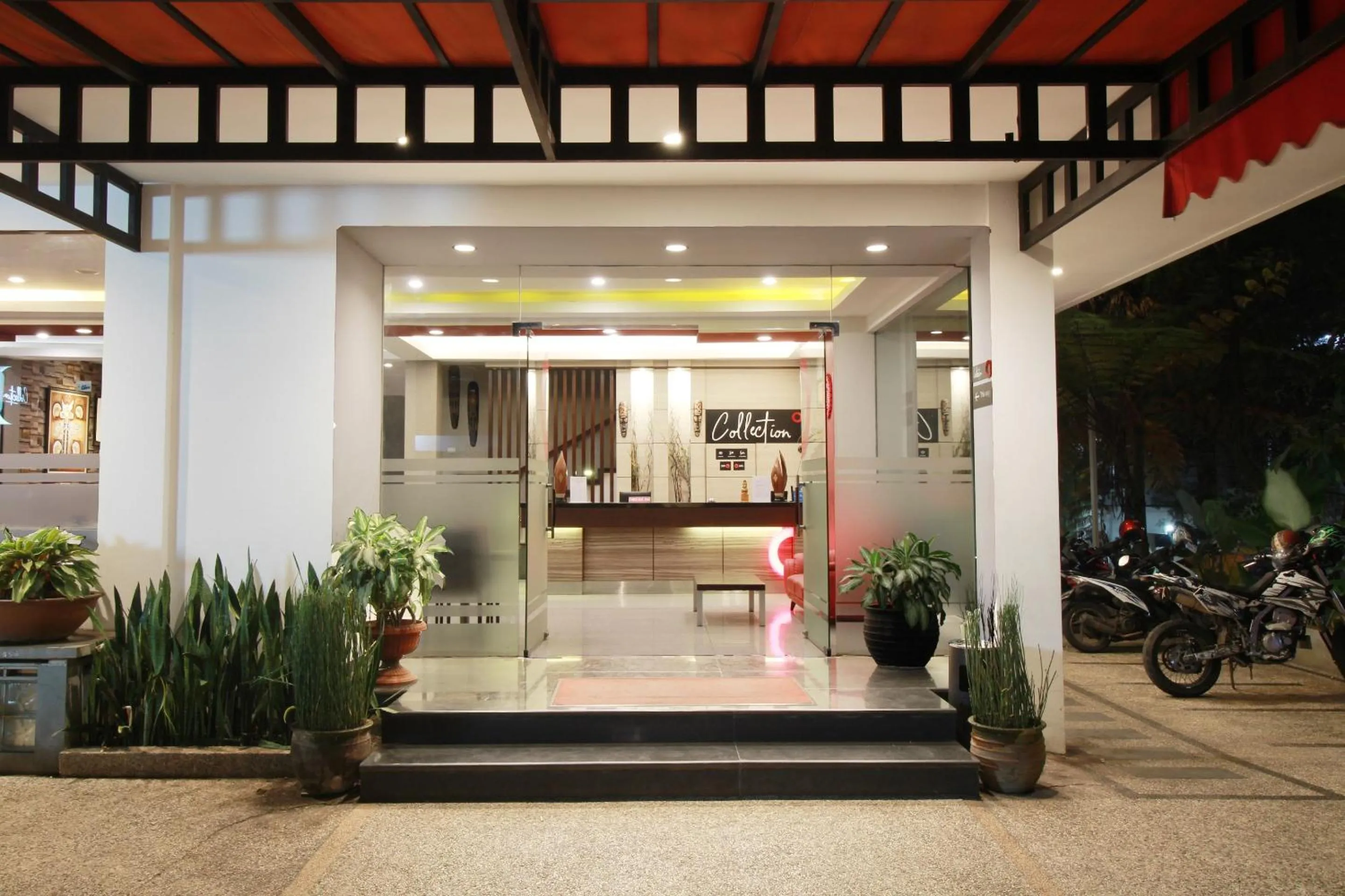 Facade/entrance in Collection O Pasteur Near Paris Van Java Mall Formerly Sweet Karina