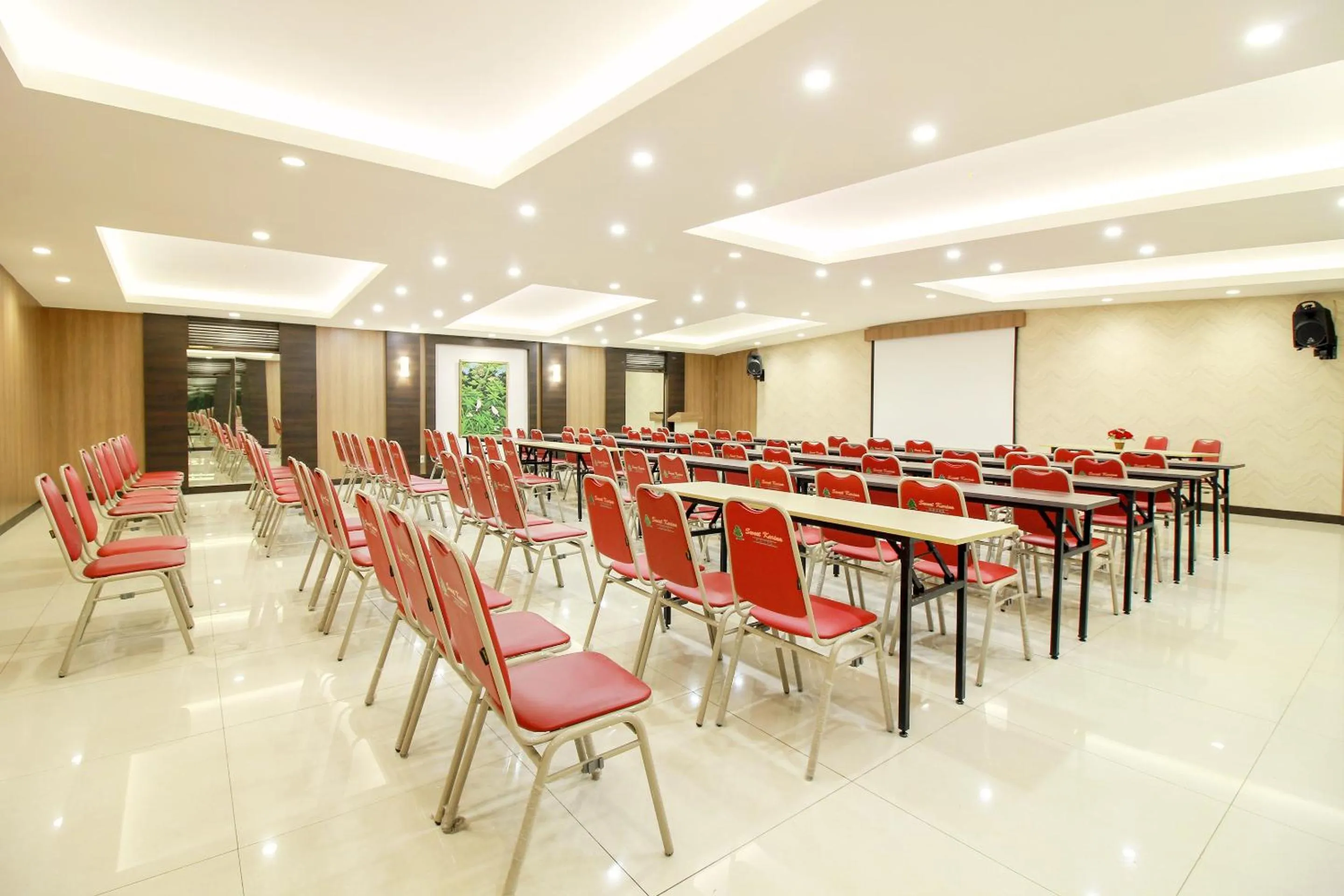 Business facilities in Collection O Pasteur Near Paris Van Java Mall Formerly Sweet Karina