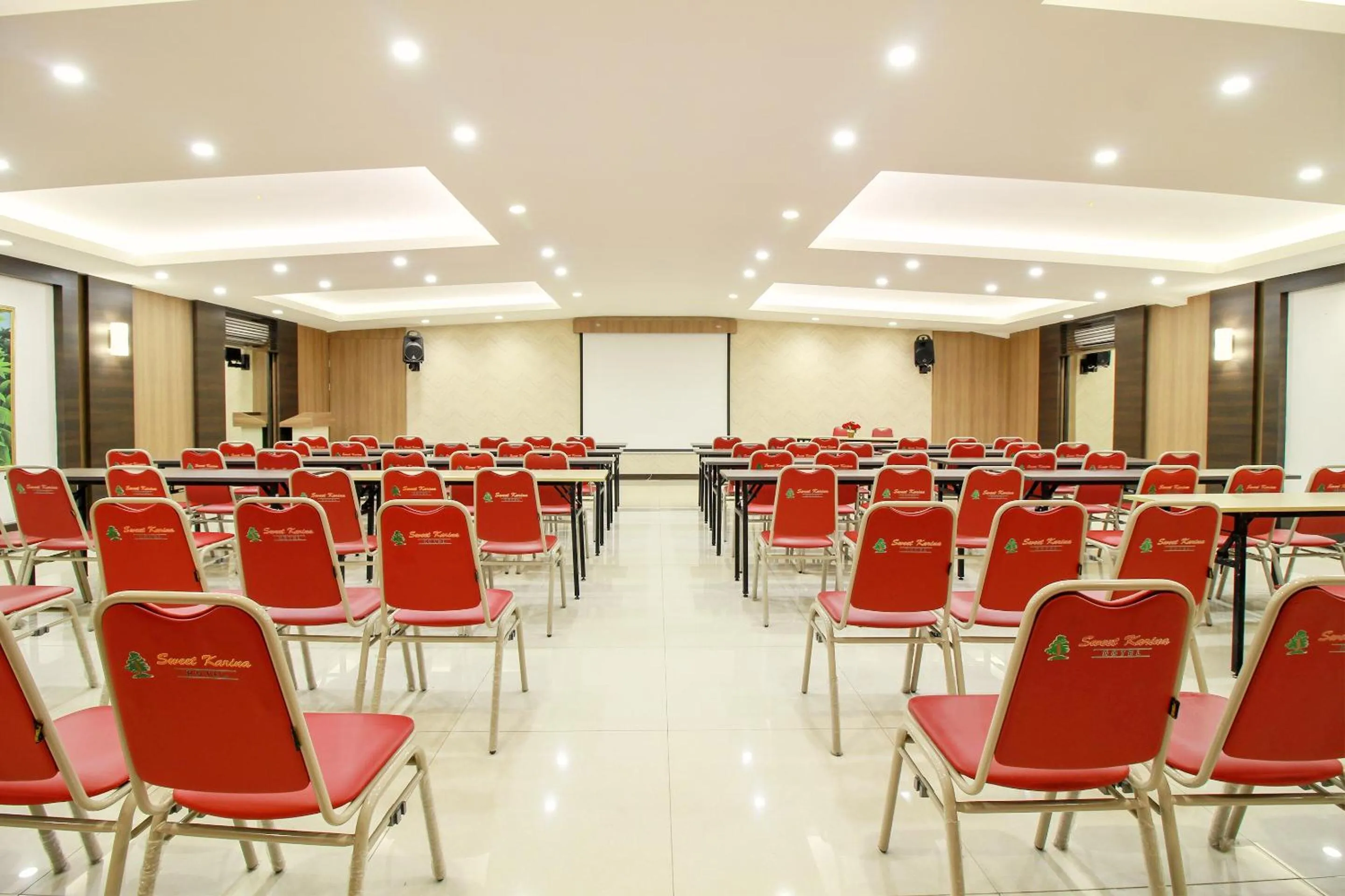Business facilities in Collection O Pasteur Near Paris Van Java Mall Formerly Sweet Karina