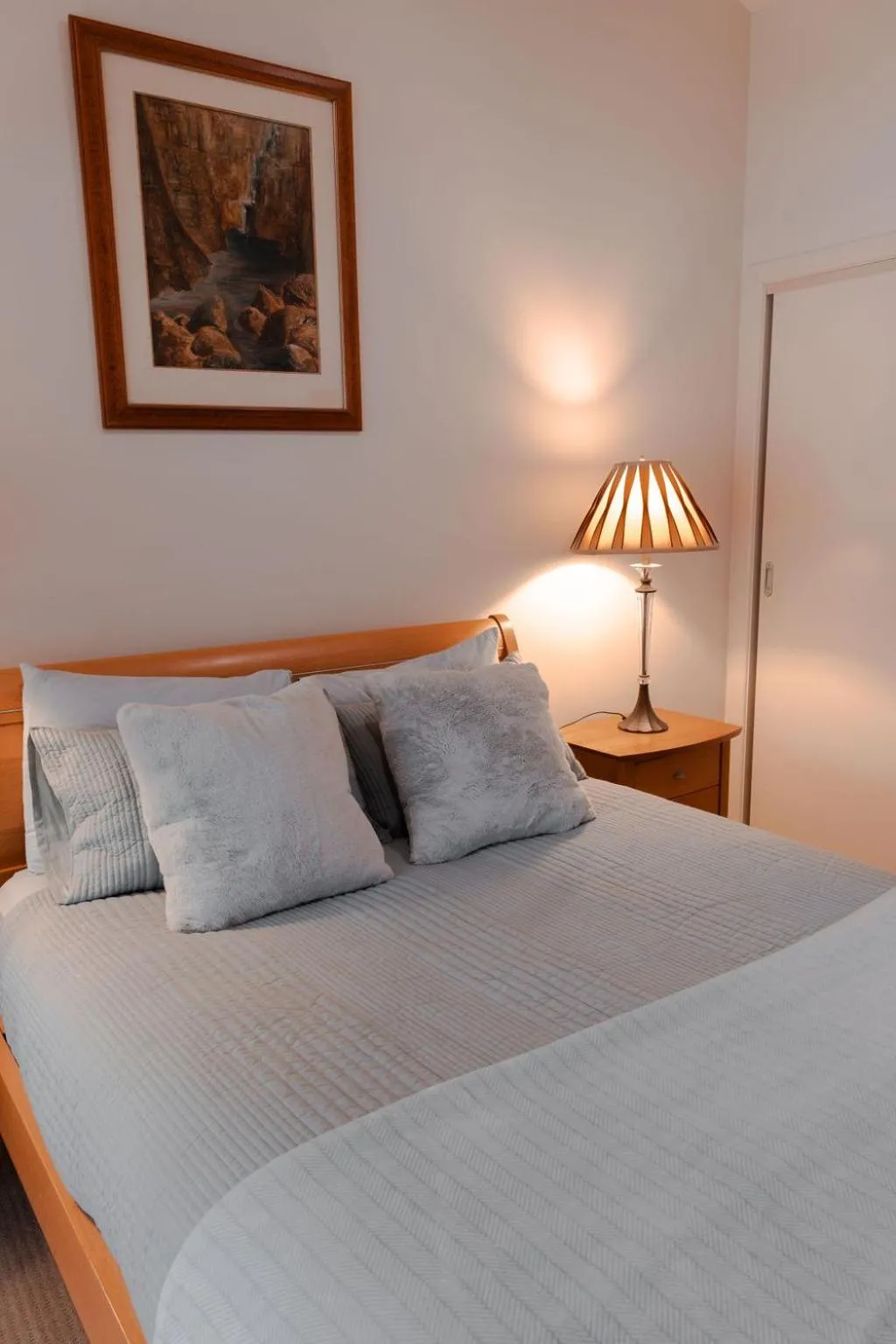 Bed in Lake Russell Lakeside Retreat