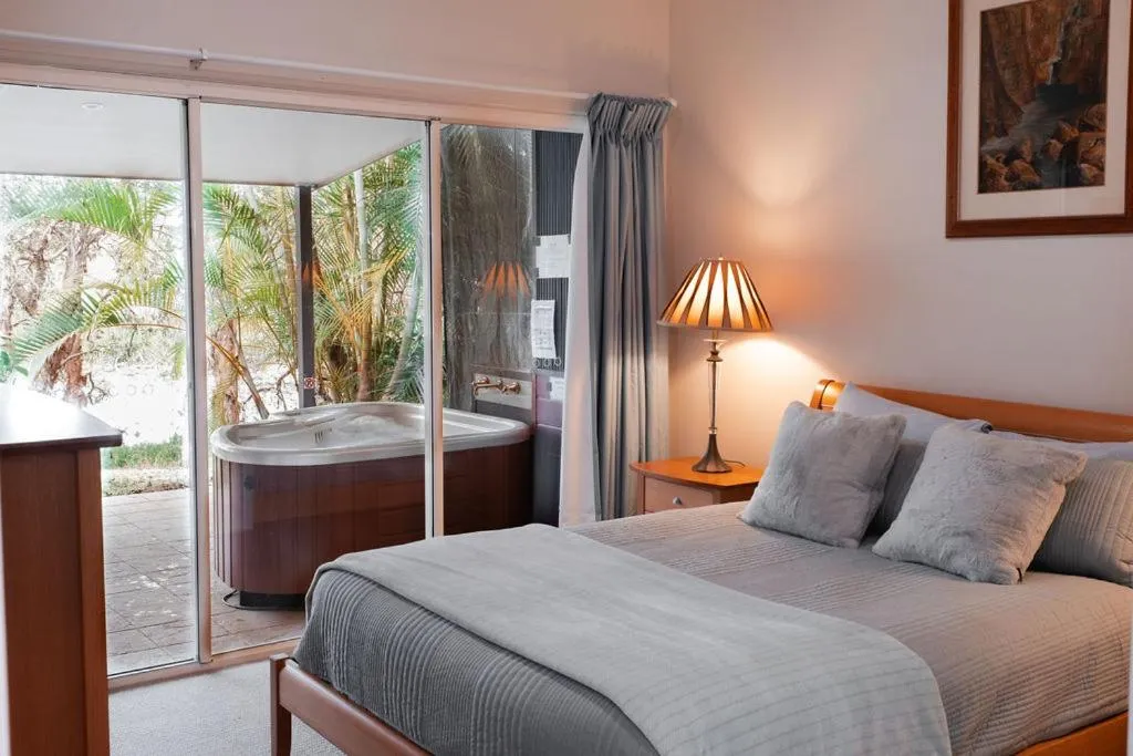 Bed in Lake Russell Lakeside Retreat