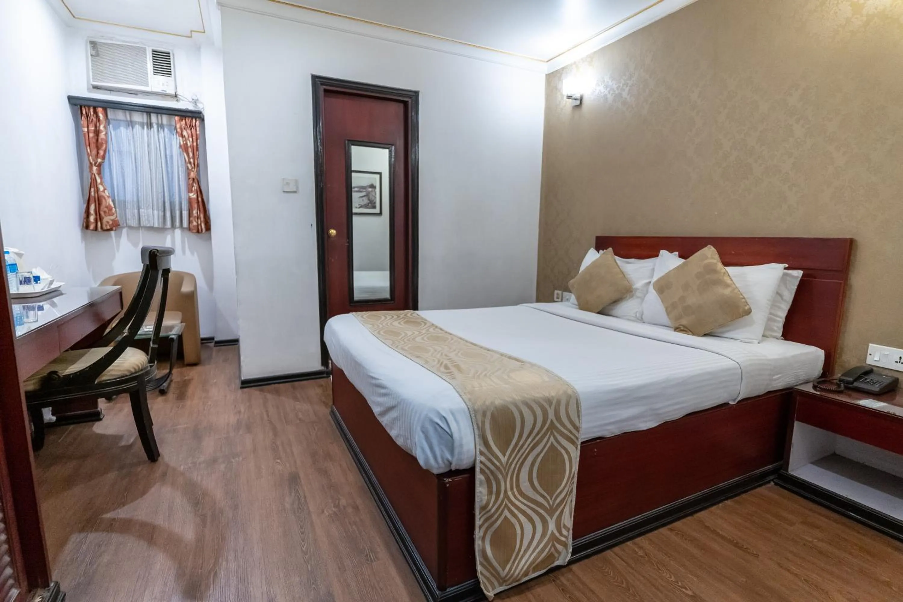 Bedroom, Bed in The Lindsay