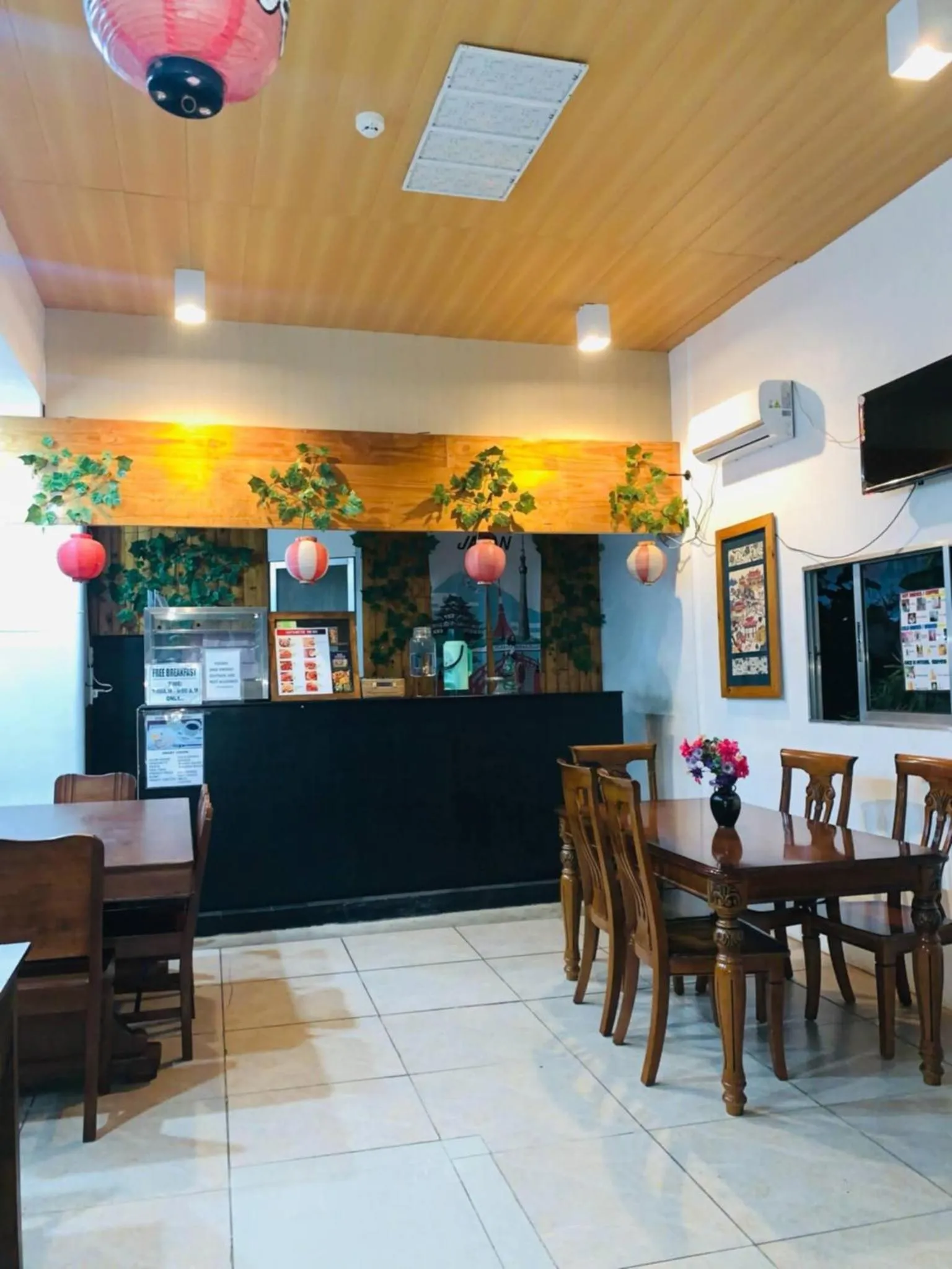 Restaurant/places to eat in Axis Pension Hotel