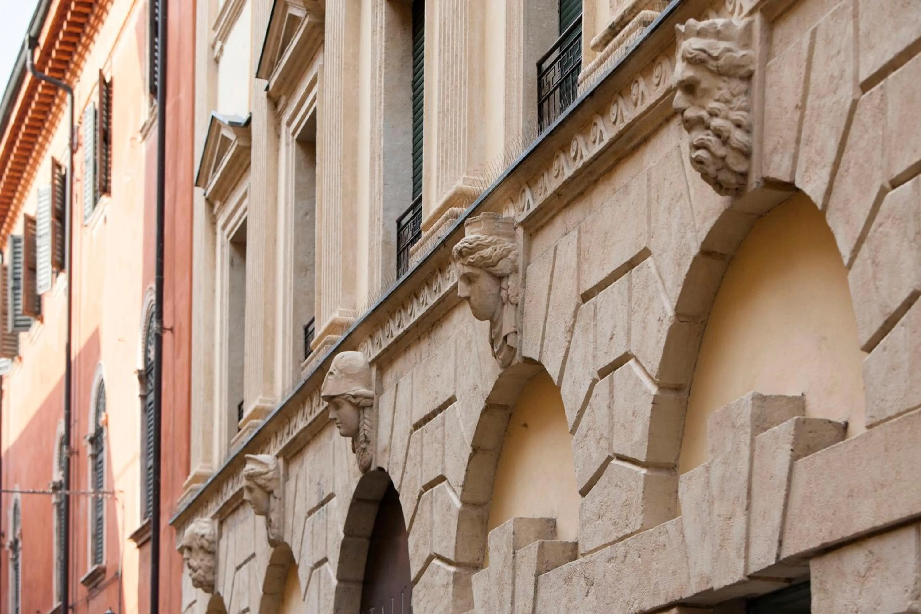 Facade/entrance in Oriana Homèl Verona