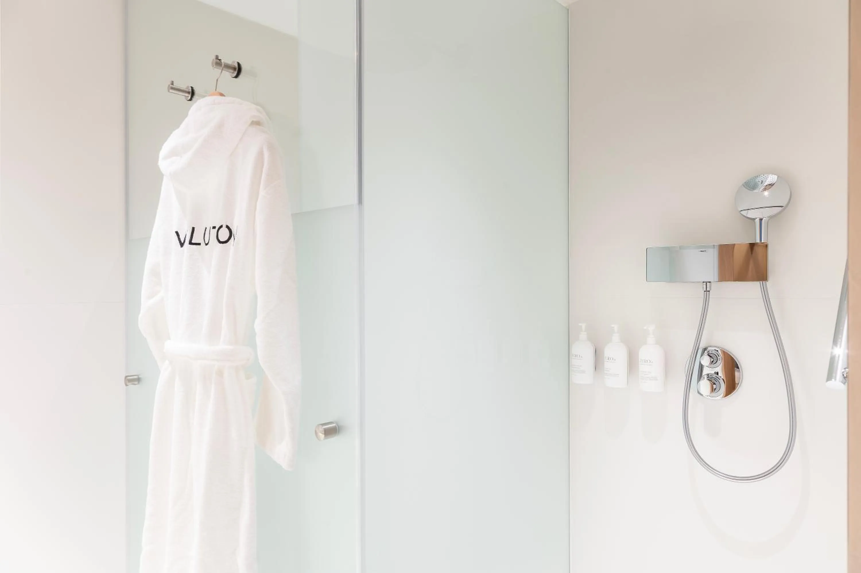 Shower in EVOLUTION Cascais-Estoril Hotel