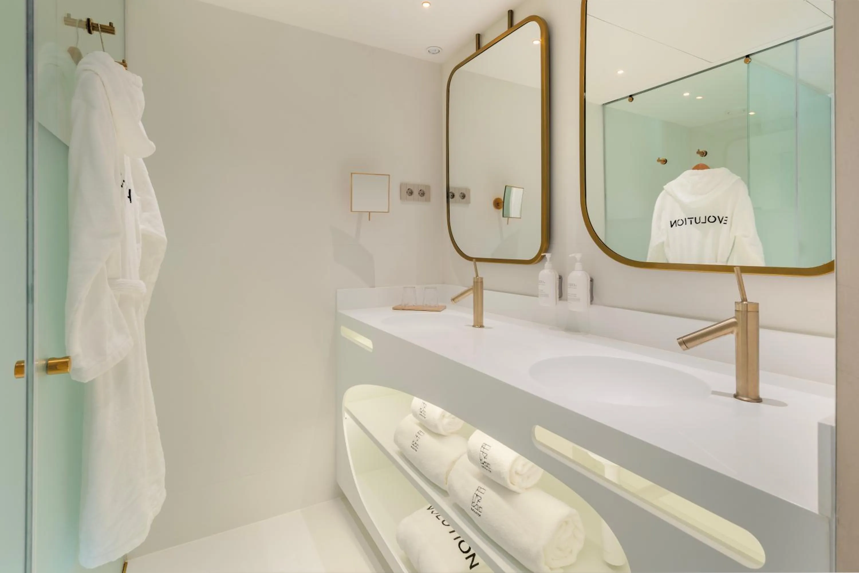 Bathroom in EVOLUTION Cascais-Estoril Hotel