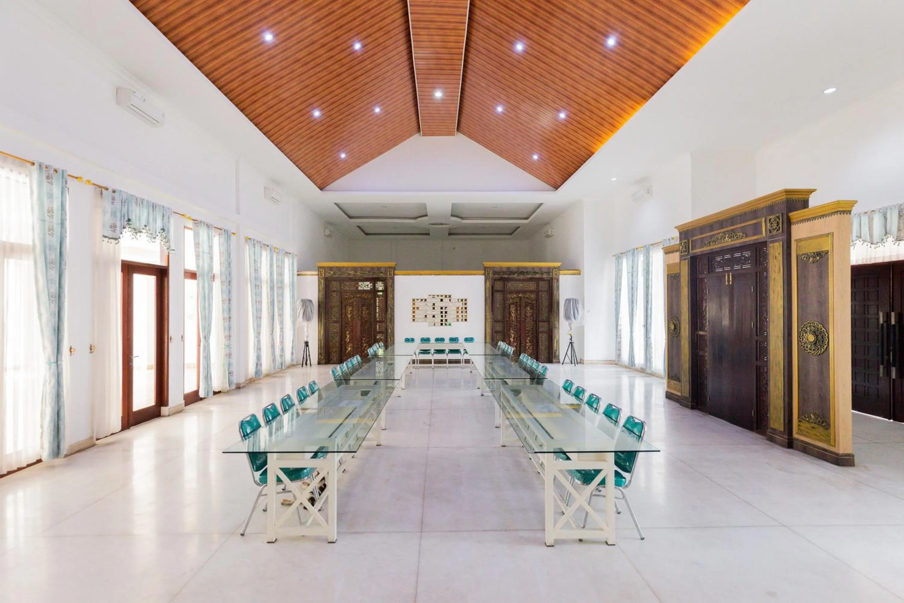 Meeting/conference room in RedDoorz Premium near Stasiun Lenteng Agung