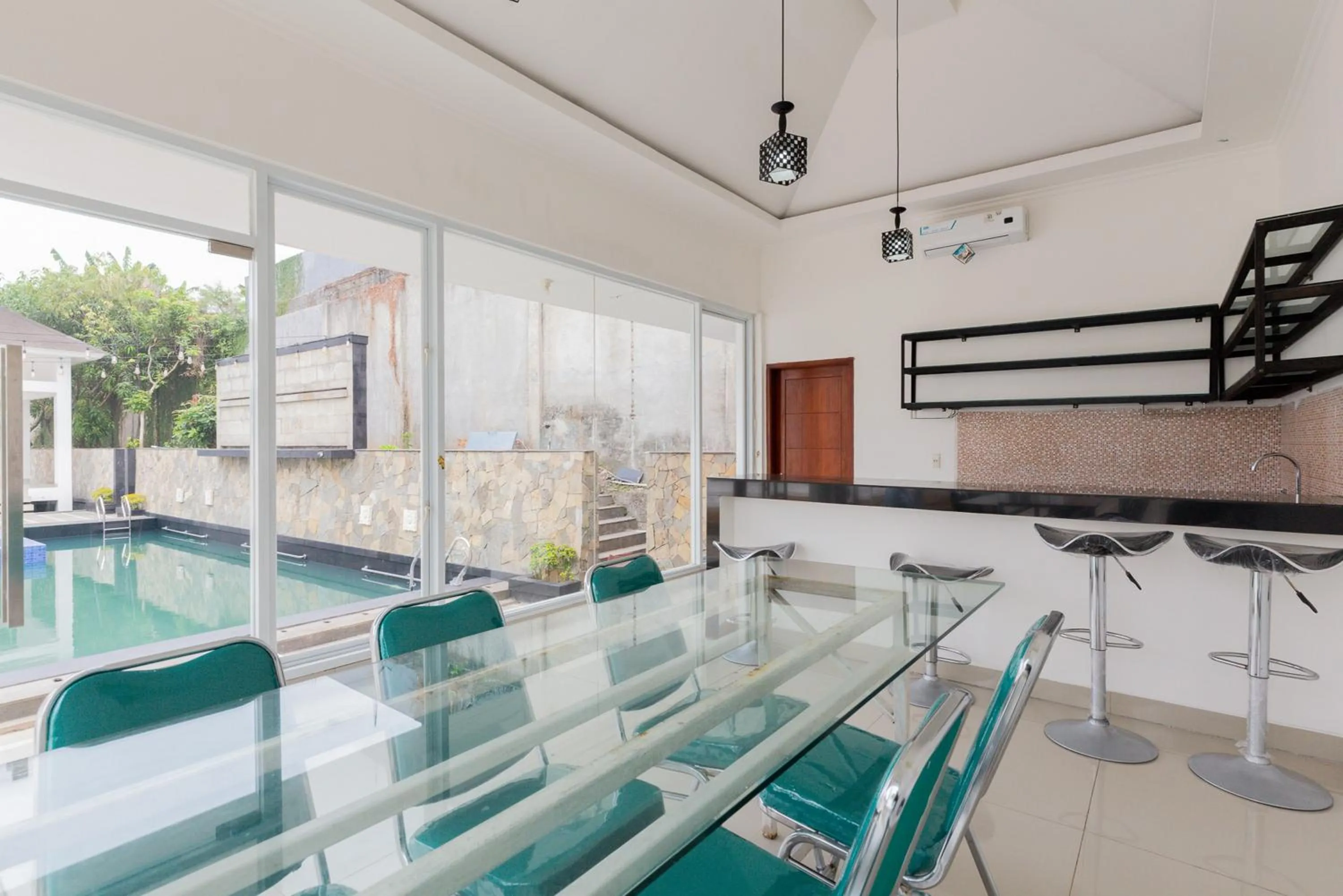 Seating area in RedDoorz Premium near Stasiun Lenteng Agung