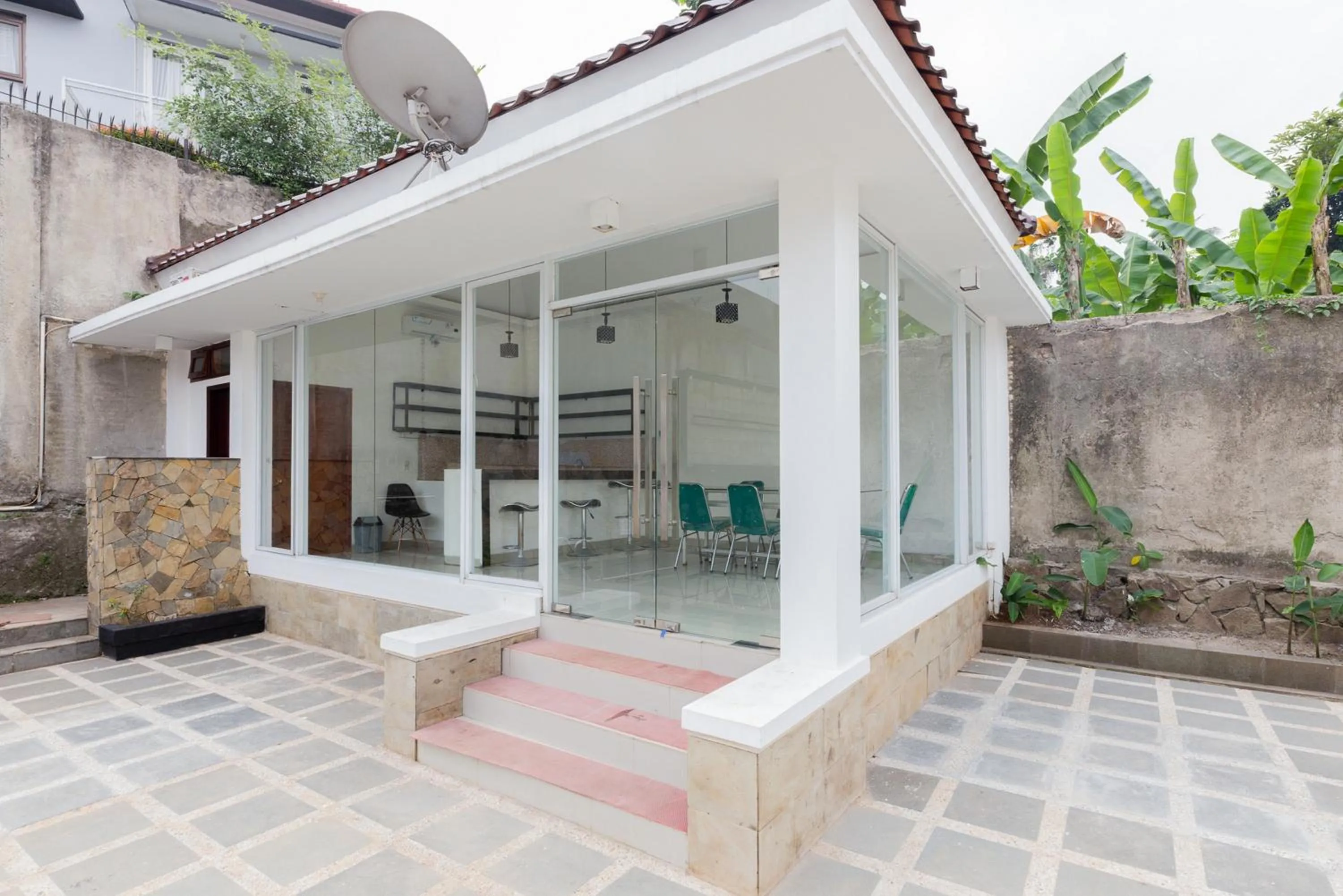 Property building in RedDoorz Premium near Stasiun Lenteng Agung