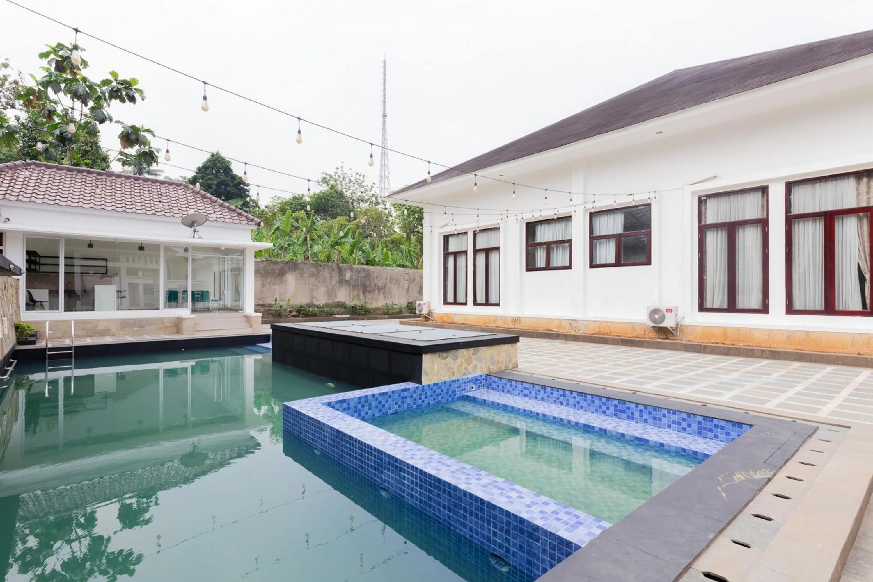 Swimming pool in RedDoorz Premium near Stasiun Lenteng Agung