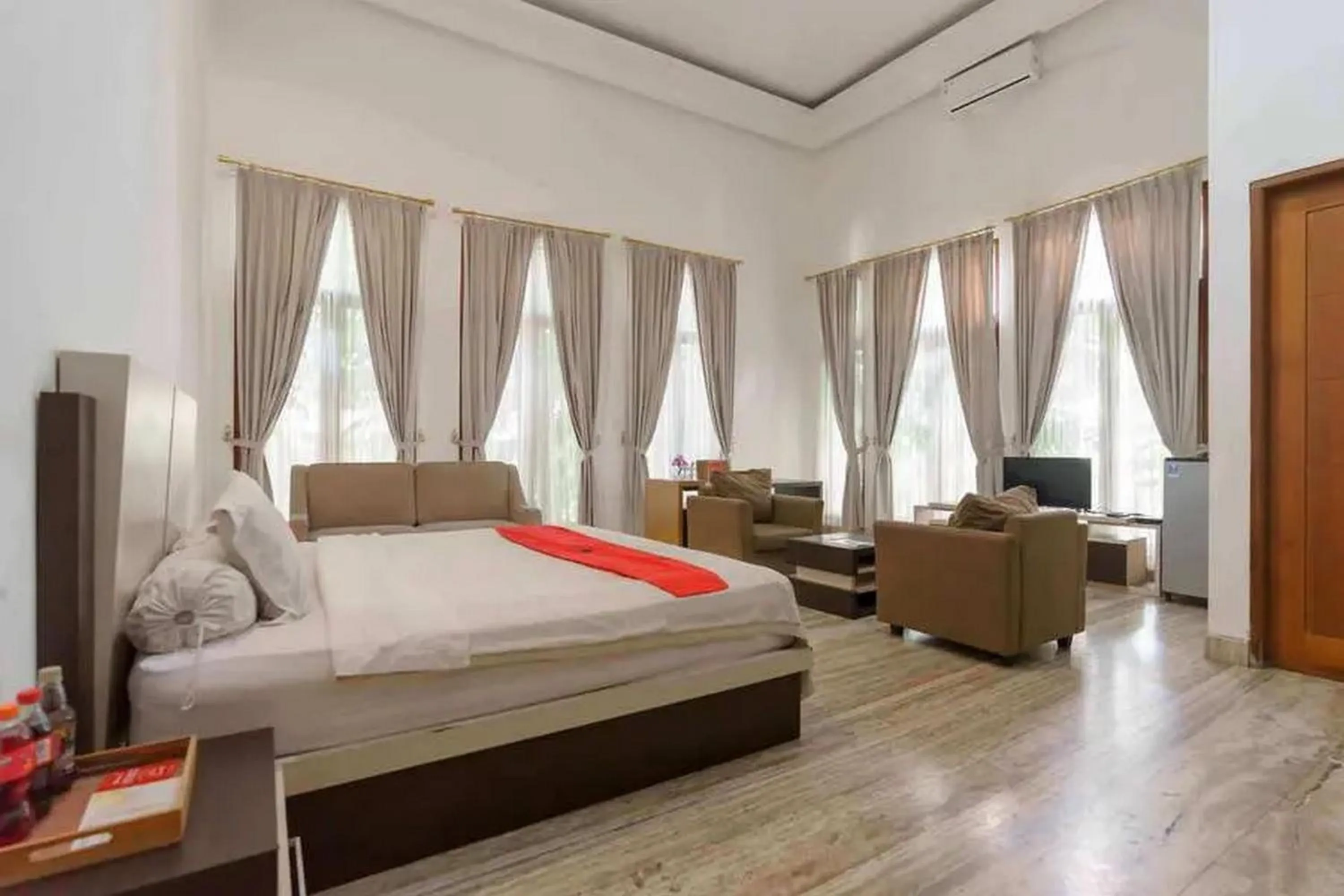 Bedroom, Bed in RedDoorz Premium near Stasiun Lenteng Agung