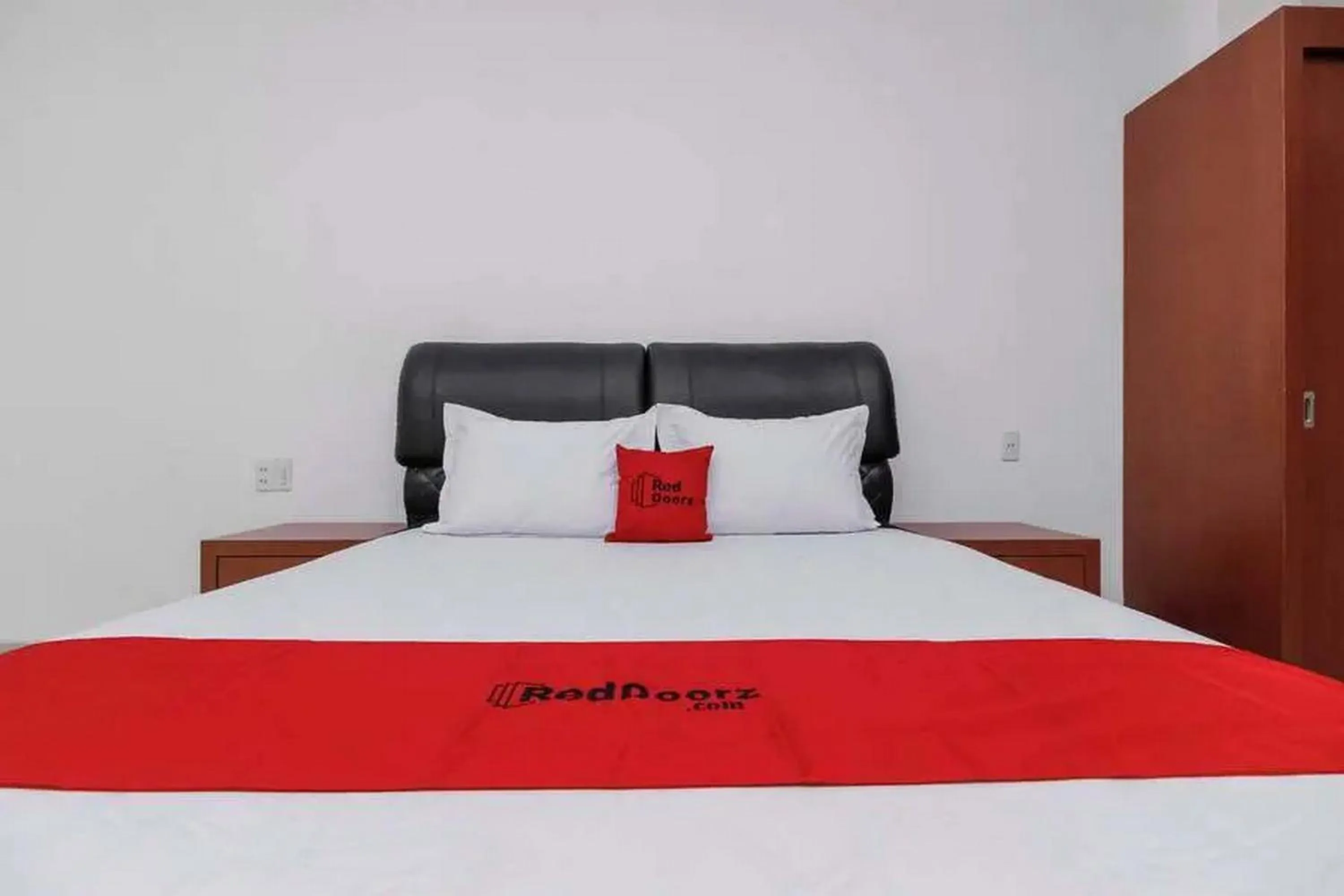 Bedroom, Bed in RedDoorz Premium near Stasiun Lenteng Agung