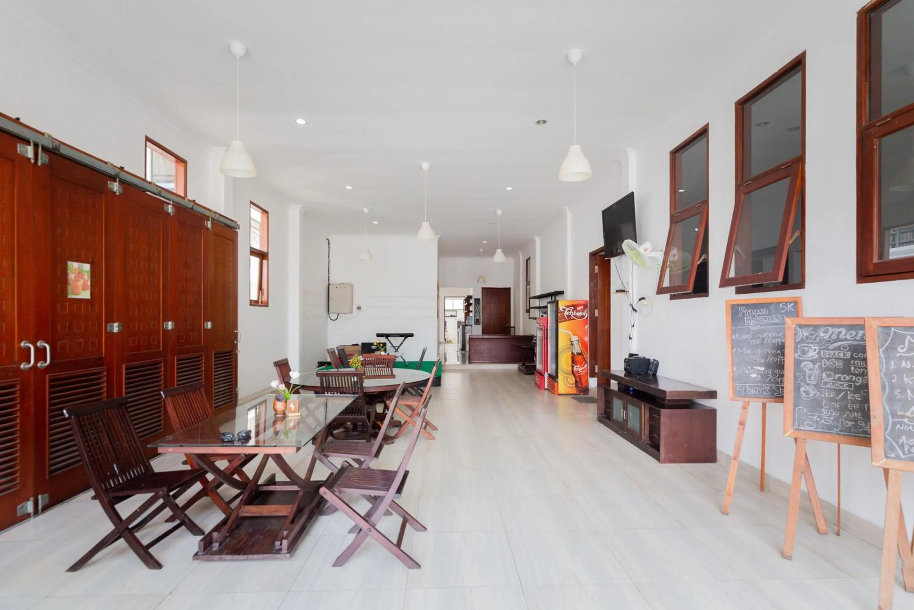 Seating area in RedDoorz Premium near Stasiun Lenteng Agung