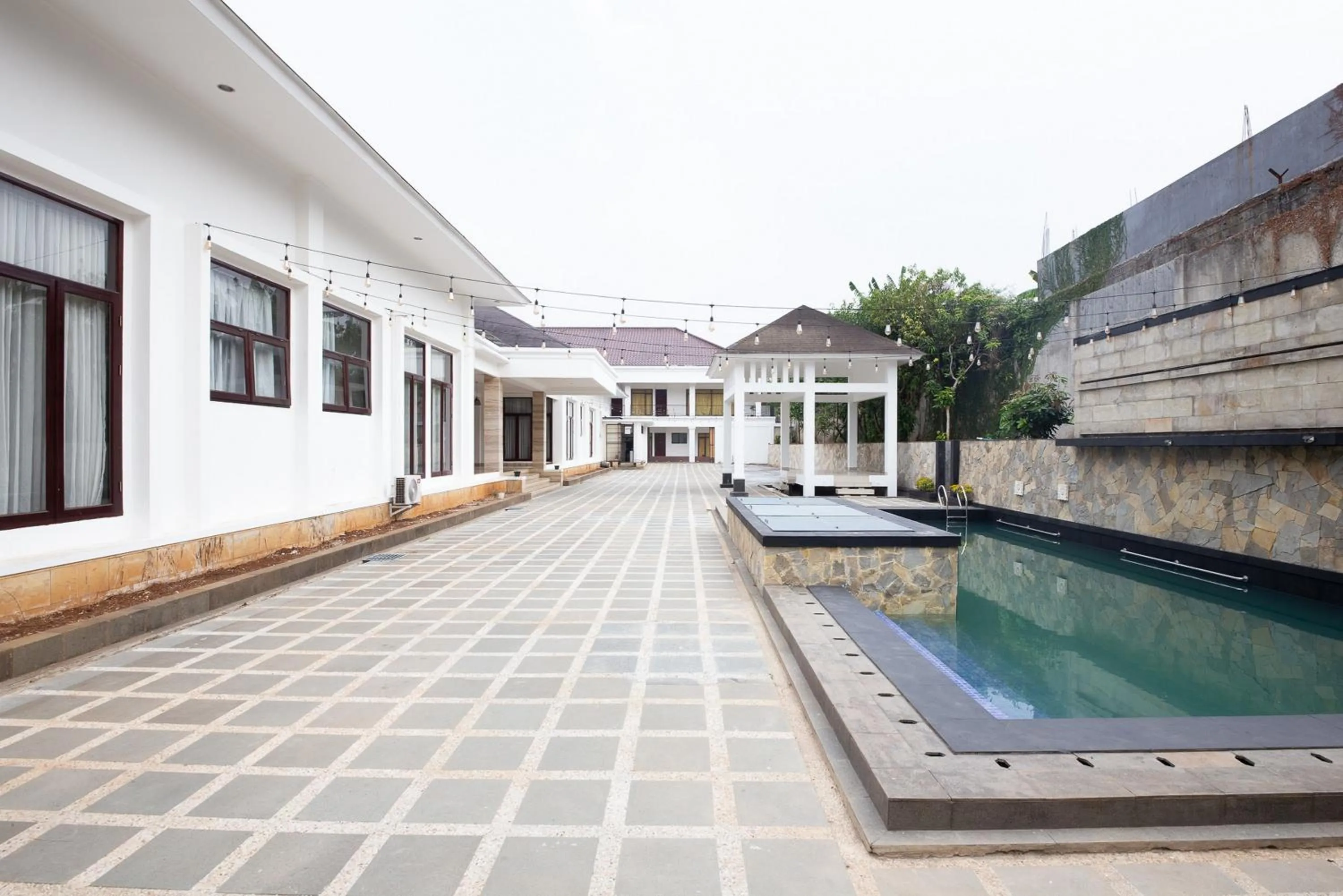 Property building in RedDoorz Premium near Stasiun Lenteng Agung