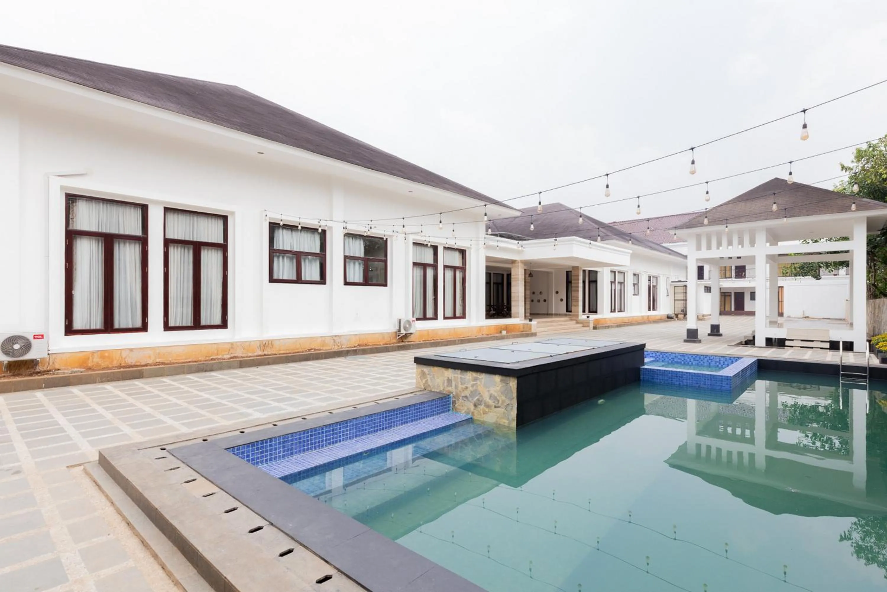 Swimming pool in RedDoorz Premium near Stasiun Lenteng Agung
