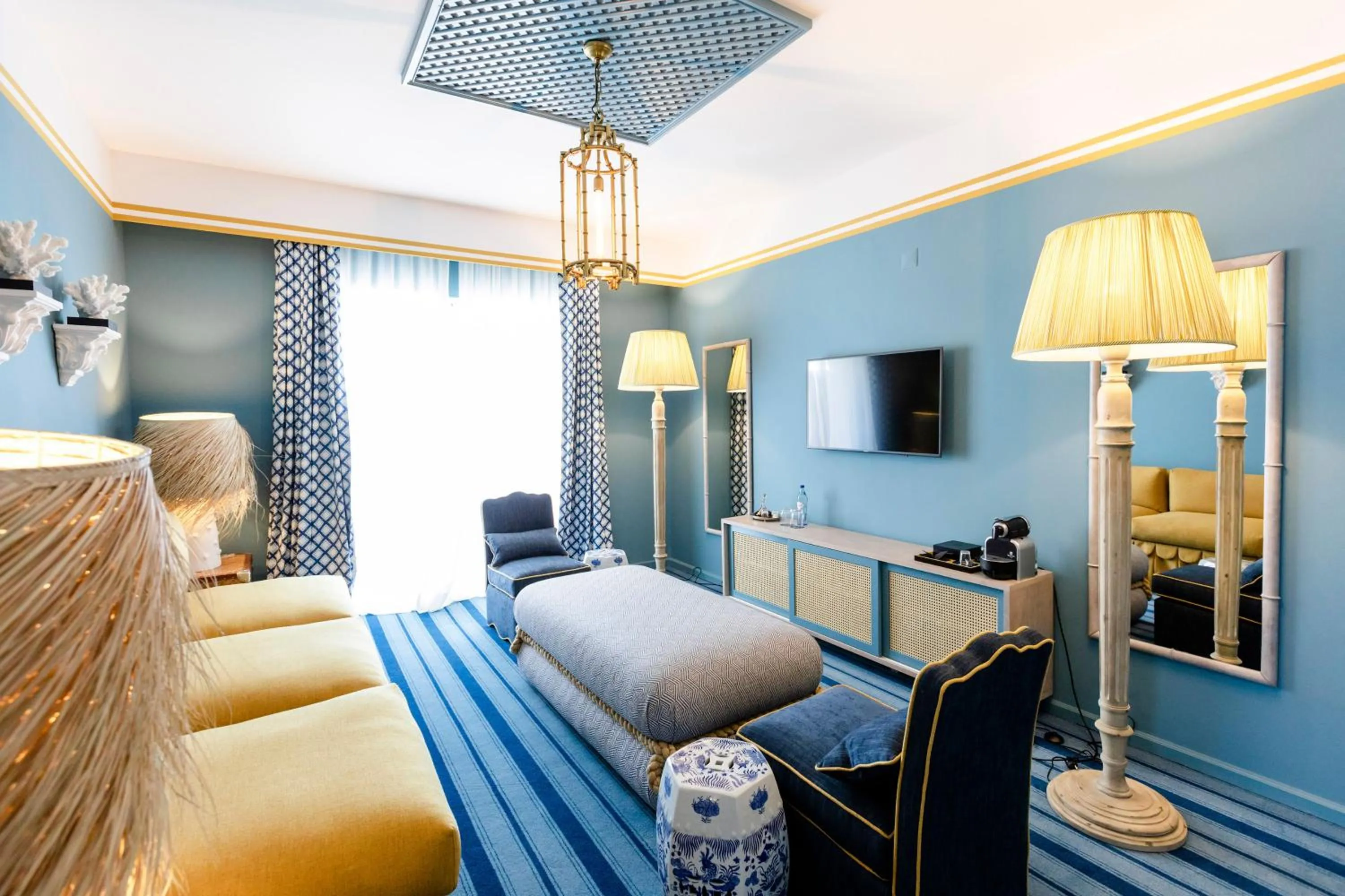 Living room, Bed in The Albatroz Hotel