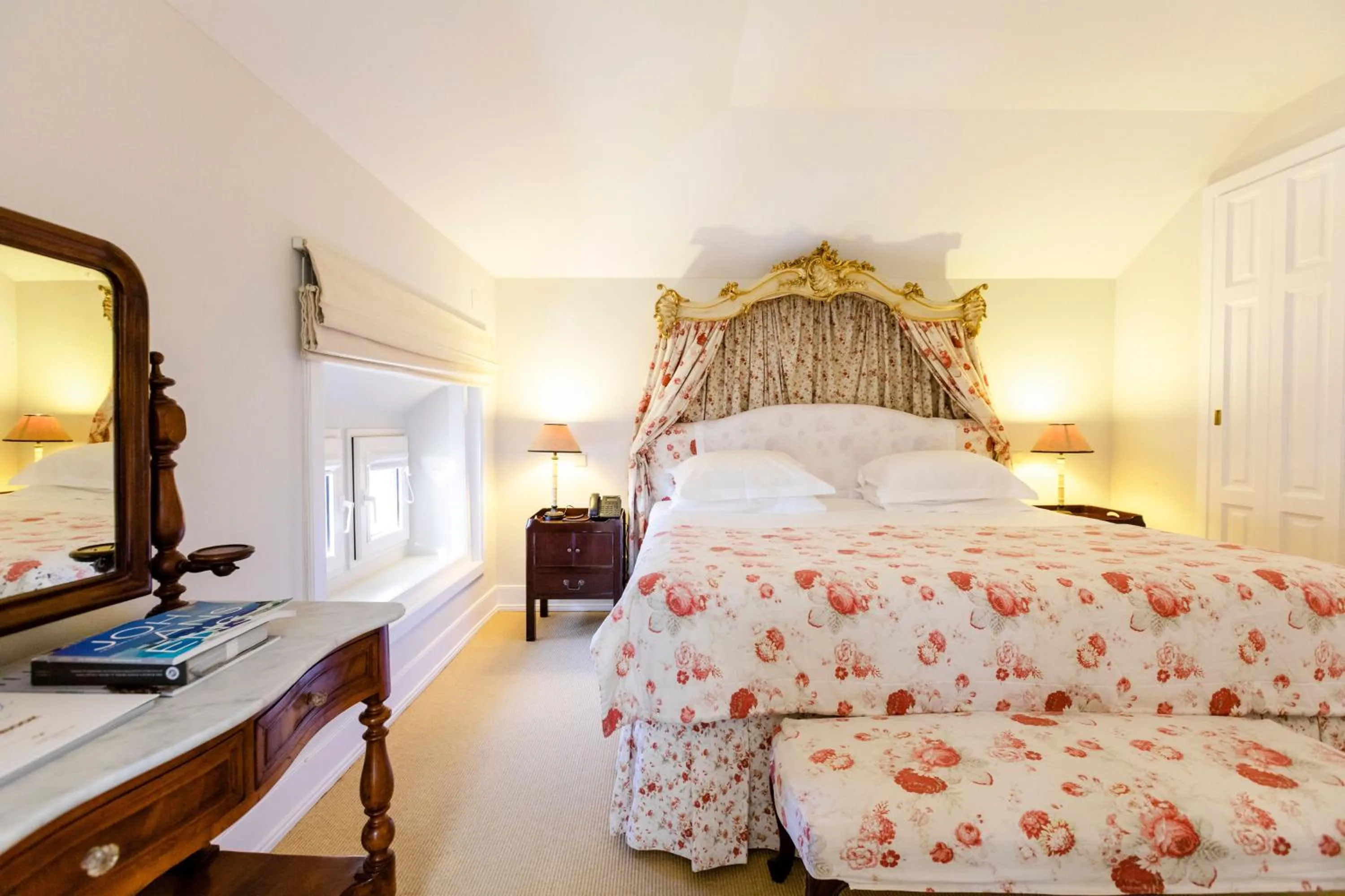 Photo of the whole room, Bed in The Albatroz Hotel