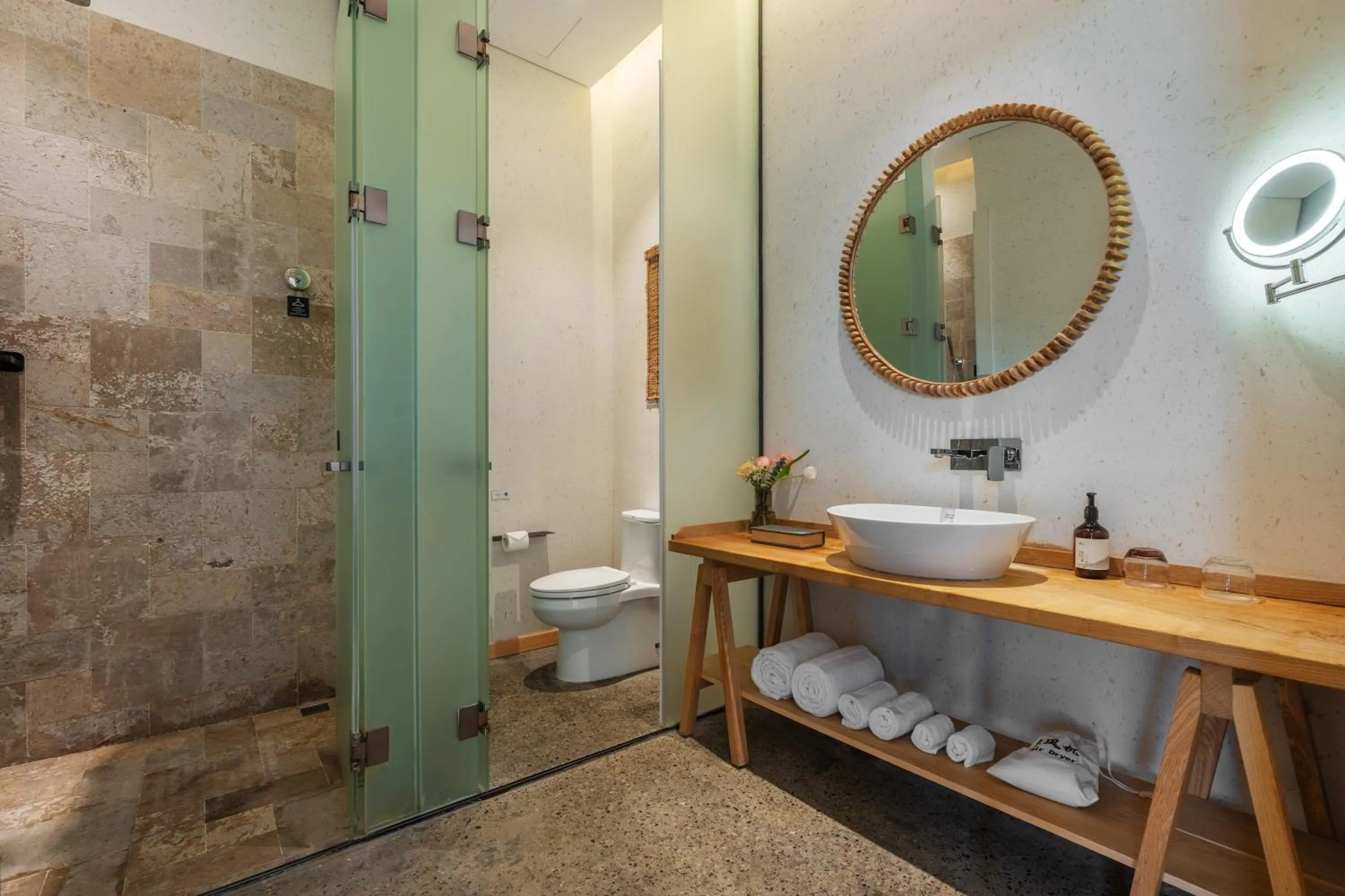 Shower in Manli Hotel Shanghai Pudong Airport Branch -Provide free shuttle buses to Pudong Airport and Disneyland